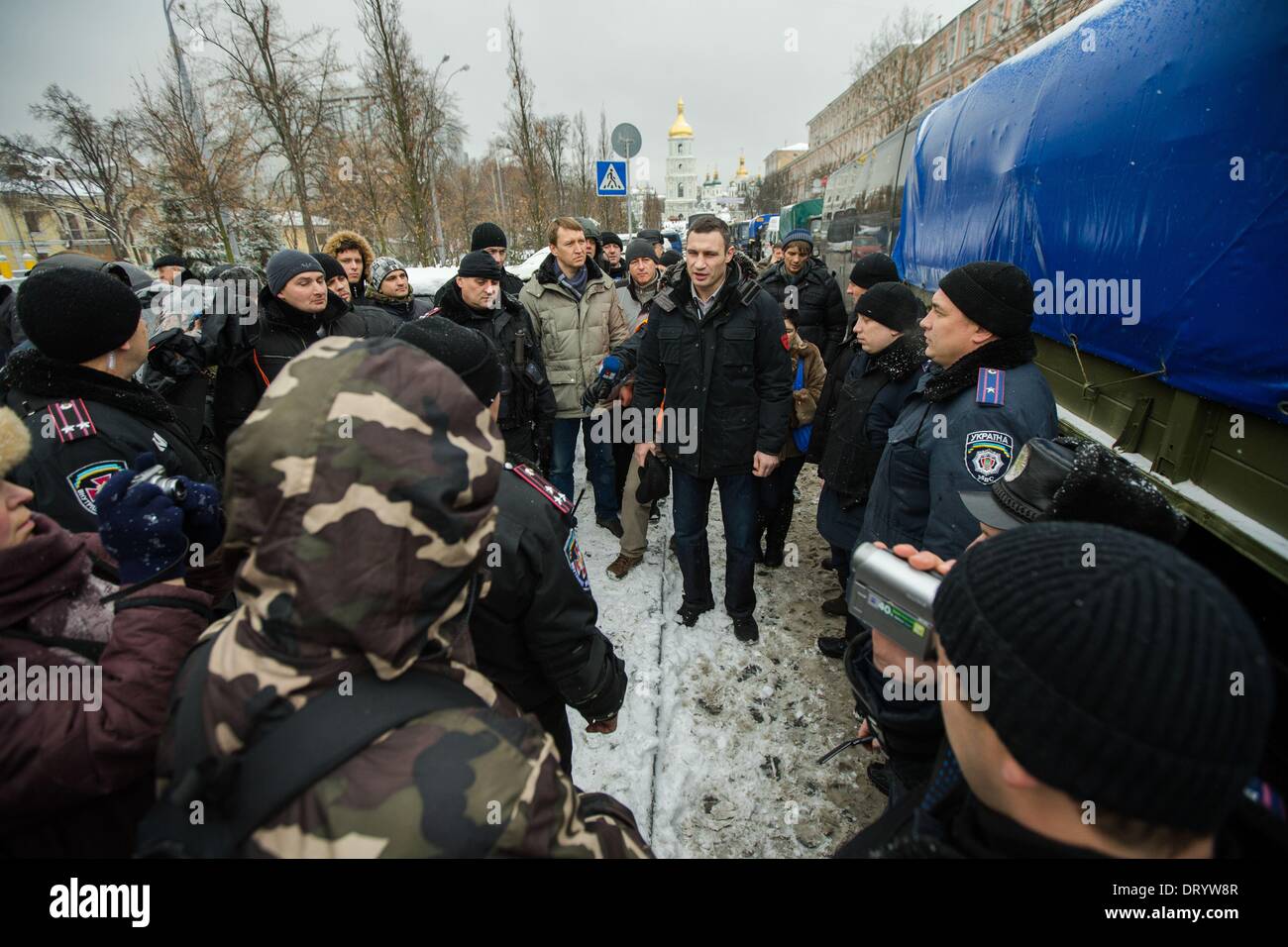 Dicembre 9, 2013 - la gente protesta di fronte barricate a Piazza Indipendenza nel dicembre 2013 a Kiev in Ucraina. Proteste di massa le azioni iniziate dopo il presidente ucraino Victor Yanukovych ha rifiutato l' accordo di associazione con l' Unione europea. Interior arrivare truppe per sovrapporsi al centro di Kiev, Klitschko sta negoziando con unità kommandirom, a Kiev, in Ucraina, il 09 dicembre 2013. (Credito Immagine: © Maksymenko Oleksandr/NurPhoto/ZUMAPRESS.com) Foto Stock