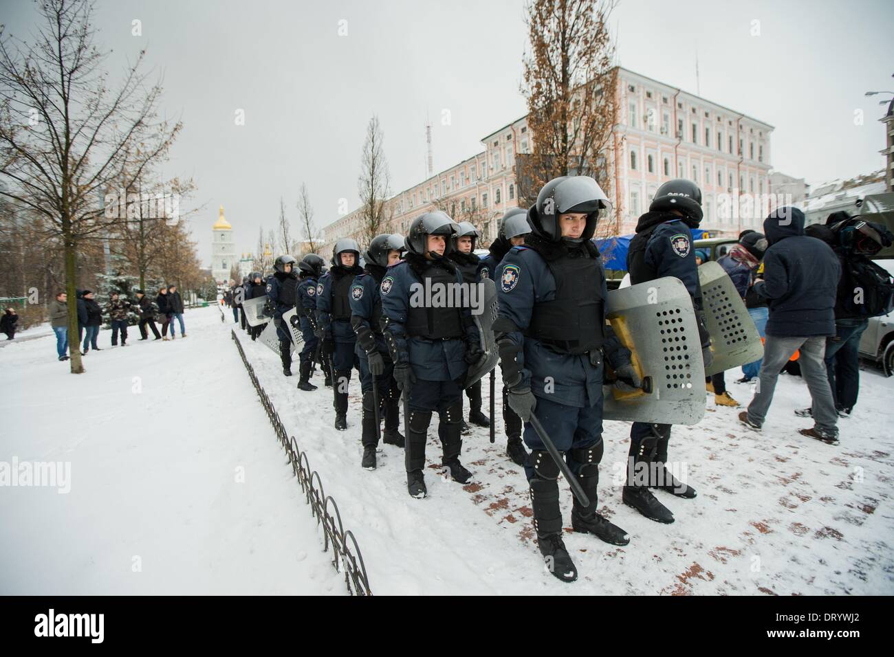 Dicembre 9, 2013 - la gente protesta di fronte barricate a Piazza Indipendenza nel dicembre 2013 a Kiev in Ucraina. Proteste di massa le azioni iniziate dopo il presidente ucraino Victor Yanukovych ha rifiutato l' accordo di associazione con l' Unione europea. Le truppe di interni arrivano a sovrapporsi al centro di Kiev Kiev, in Ucraina, il 09 dicembre 2013. (Credito Immagine: © Maksymenko Oleksandr/NurPhoto/ZUMAPRESS.com) Foto Stock