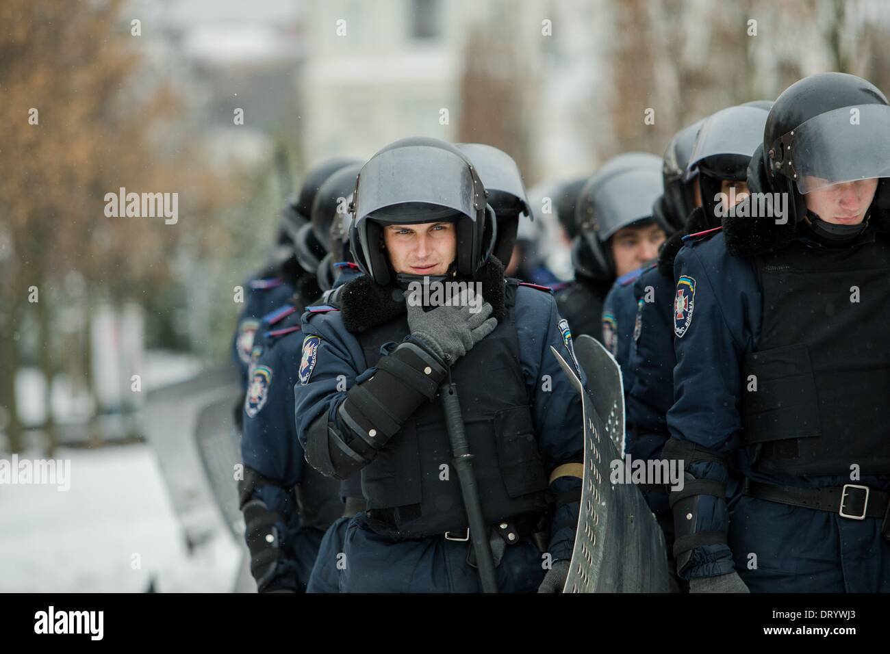 Dicembre 9, 2013 - la gente protesta di fronte barricate a Piazza Indipendenza nel dicembre 2013 a Kiev in Ucraina. Proteste di massa le azioni iniziate dopo il presidente ucraino Victor Yanukovych ha rifiutato l' accordo di associazione con l' Unione europea. Le truppe di interni arrivano a sovrapporsi al centro di Kiev Kiev, in Ucraina, il 09 dicembre 2013. (Credito Immagine: © Maksymenko Oleksandr/NurPhoto/ZUMAPRESS.com) Foto Stock