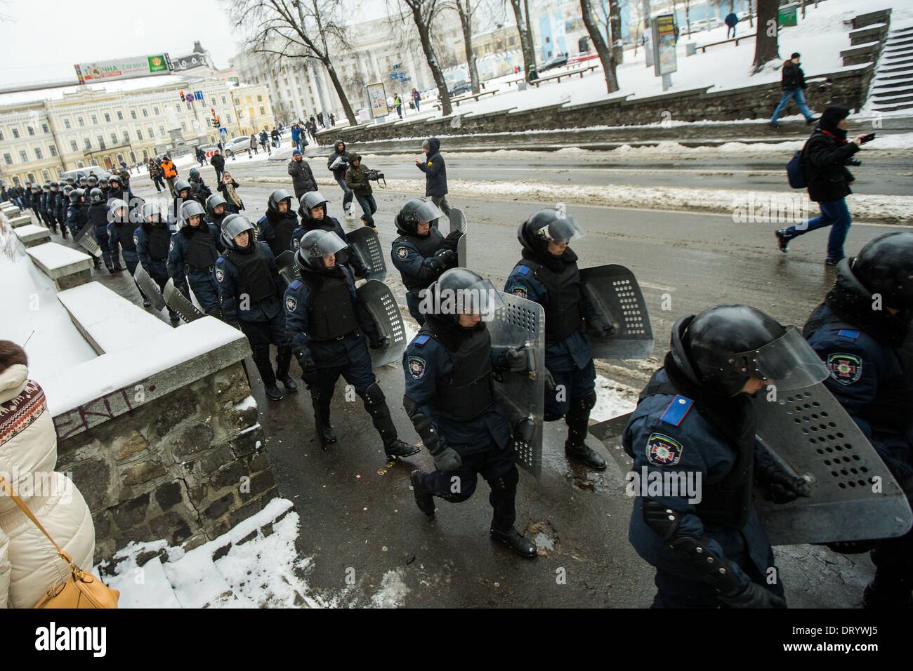 Dicembre 9, 2013 - la gente protesta di fronte barricate a Piazza Indipendenza nel dicembre 2013 a Kiev in Ucraina. Proteste di massa le azioni iniziate dopo il presidente ucraino Victor Yanukovych ha rifiutato l' accordo di associazione con l' Unione europea. Le truppe di interni arrivano a sovrapporsi al centro di Kiev Kiev, in Ucraina, il 09 dicembre 2013. (Credito Immagine: © Maksymenko Oleksandr/NurPhoto/ZUMAPRESS.com) Foto Stock