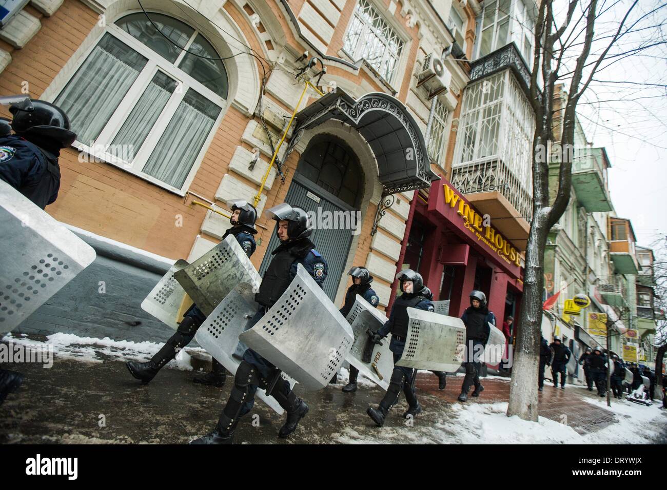 Dicembre 9, 2013 - la gente protesta di fronte barricate a Piazza Indipendenza nel dicembre 2013 a Kiev in Ucraina. Proteste di massa le azioni iniziate dopo il presidente ucraino Victor Yanukovych ha rifiutato l' accordo di associazione con l' Unione europea. Le truppe di interni arrivano a sovrapporsi al centro di Kiev Kiev, in Ucraina, il 09 dicembre 2013. (Credito Immagine: © Maksymenko Oleksandr/NurPhoto/ZUMAPRESS.com) Foto Stock