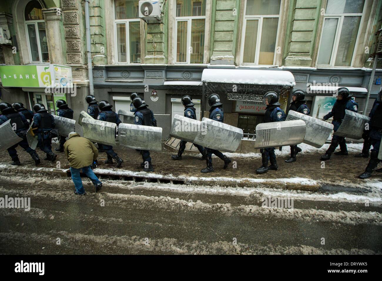 Dicembre 9, 2013 - la gente protesta di fronte barricate a Piazza Indipendenza nel dicembre 2013 a Kiev in Ucraina. Proteste di massa le azioni iniziate dopo il presidente ucraino Victor Yanukovych ha rifiutato l' accordo di associazione con l' Unione europea. Le truppe di interni arrivano a sovrapporsi al centro di Kiev Kiev, in Ucraina, il 09 dicembre 2013. (Credito Immagine: © Maksymenko Oleksandr/NurPhoto/ZUMAPRESS.com) Foto Stock