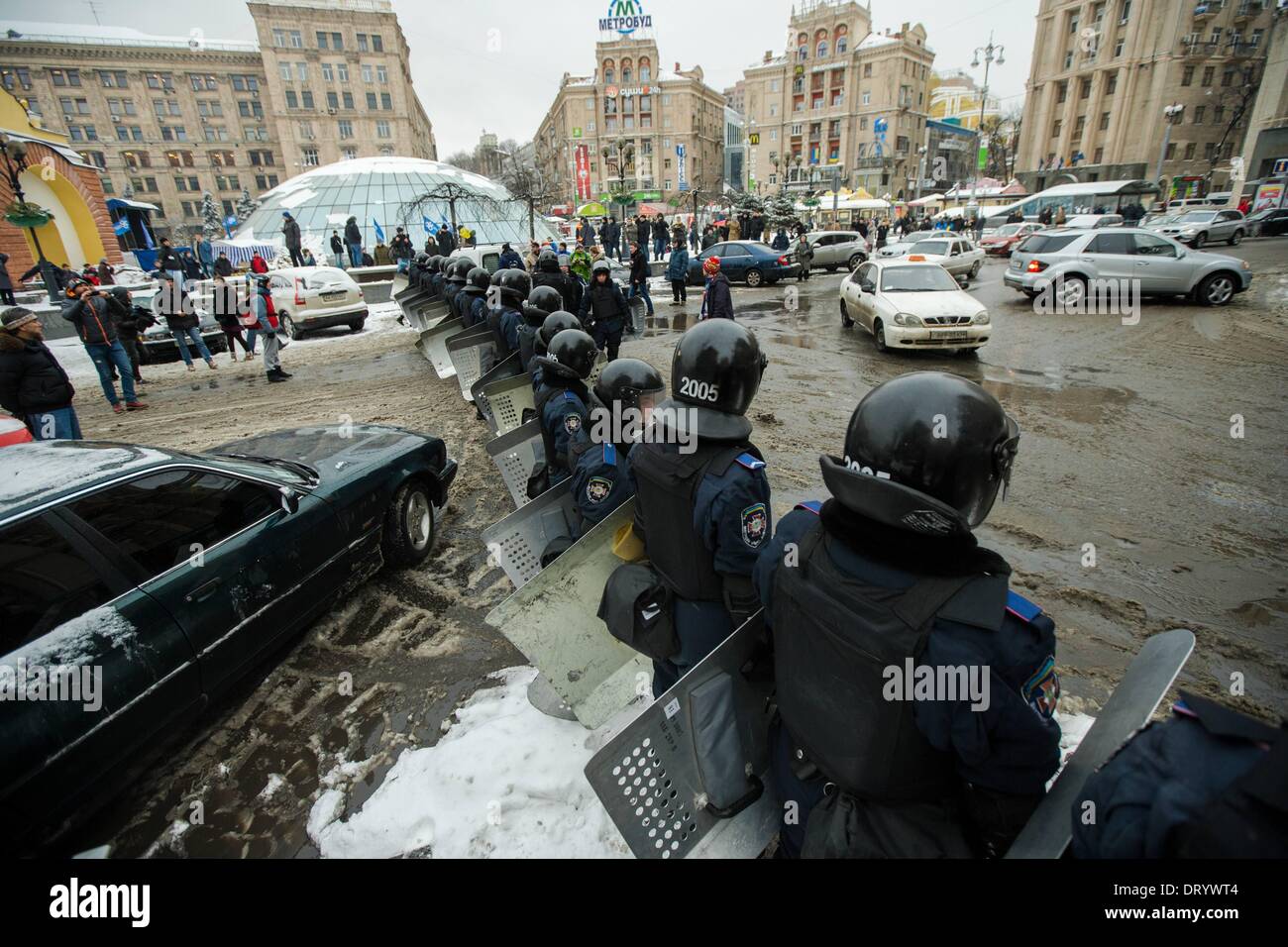 Dicembre 9, 2013 - la gente protesta di fronte barricate a Piazza Indipendenza nel dicembre 2013 a Kiev in Ucraina. Proteste di massa le azioni iniziate dopo il presidente ucraino Victor Yanukovych ha rifiutato l' accordo di associazione con l' Unione europea. Le truppe di interni arrivano a sovrapporsi al centro di Kiev Kiev, in Ucraina, il 09 dicembre 2013. (Credito Immagine: © Maksymenko Oleksandr/NurPhoto/ZUMAPRESS.com) Foto Stock