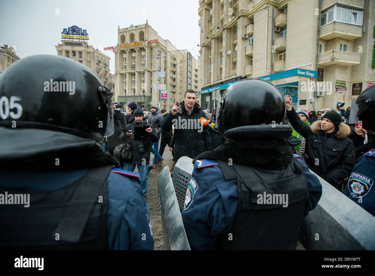 Dicembre 9, 2013 - la gente protesta di fronte barricate a Piazza Indipendenza nel dicembre 2013 a Kiev in Ucraina. Proteste di massa le azioni iniziate dopo il presidente ucraino Victor Yanukovych ha rifiutato l' accordo di associazione con l' Unione europea. Interior arrivare truppe per sovrapporsi al centro di Kiev, Klitschko sta negoziando con unità kommandirom, a Kiev, in Ucraina, il 09 dicembre 2013. (Credito Immagine: © Maksymenko Oleksandr/NurPhoto/ZUMAPRESS.com) Foto Stock