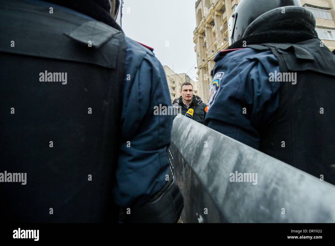 Dicembre 9, 2013 - la gente protesta di fronte barricate a Piazza Indipendenza nel dicembre 2013 a Kiev in Ucraina. Proteste di massa le azioni iniziate dopo il presidente ucraino Victor Yanukovych ha rifiutato l' accordo di associazione con l' Unione europea. Interior arrivare truppe per sovrapporsi al centro di Kiev, Klitschko sta negoziando con unità kommandirom, a Kiev, in Ucraina, il 09 dicembre 2013. (Credito Immagine: © Maksymenko Oleksandr/NurPhoto/ZUMAPRESS.com) Foto Stock