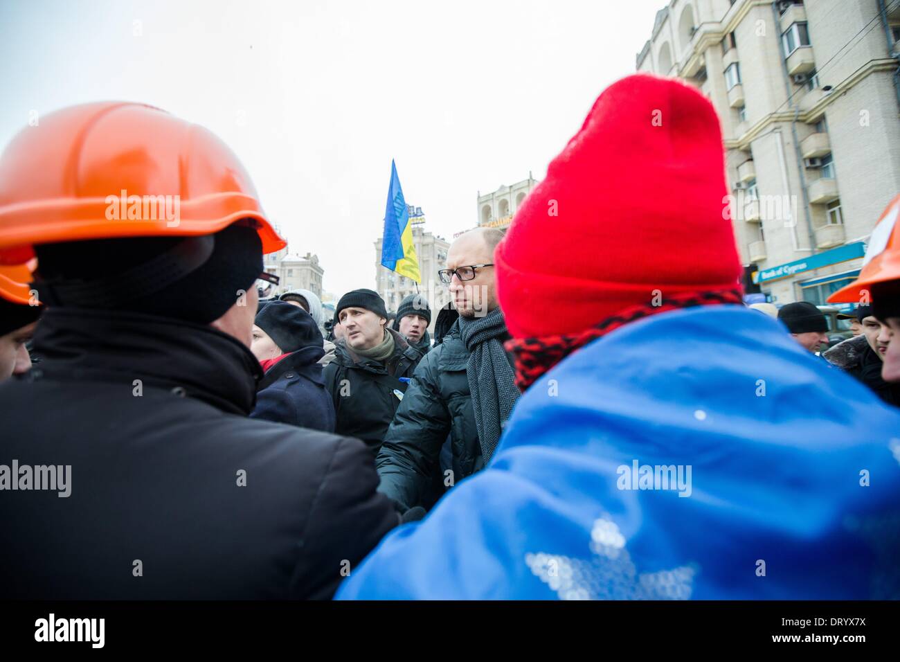 Dicembre 9, 2013 - la gente protesta di fronte barricate a Piazza Indipendenza nel dicembre 2013 a Kiev in Ucraina. Proteste di massa le azioni iniziate dopo il presidente ucraino Victor Yanukovych ha rifiutato l' accordo di associazione con l' Unione europea. Interior arrivare truppe per sovrapporsi al centro di Kiev, leader dell opposizione Arseniy Yatsenyk comunica con i difensori di Maidan, a Kiev, in Ucraina, il 09 dicembre 2013. (Credito Immagine: © Maksymenko Oleksandr/NurPhoto/ZUMAPRESS.com) Foto Stock