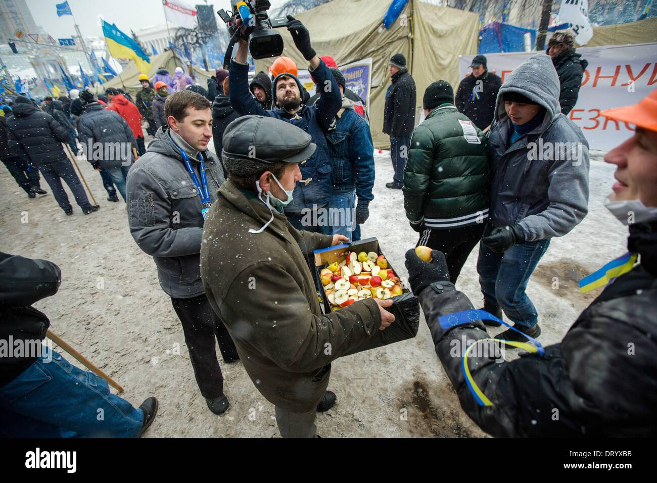 Dicembre 9, 2013 - la gente protesta di fronte barricate a Piazza Indipendenza nel dicembre 2013 a Kiev in Ucraina. Proteste di massa le azioni iniziate dopo il presidente ucraino Victor Yanukovych ha rifiutato l' accordo di associazione con l' Unione europea. Interior arrivare truppe per sovrapporsi al centro di Kiev, uomo ordinario ha portato le mele per i manifestanti e dona tutto, a Kiev, in Ucraina, il 09 dicembre 2013. (Credito Immagine: © Maksymenko Oleksandr/NurPhoto/ZUMAPRESS.com) Foto Stock