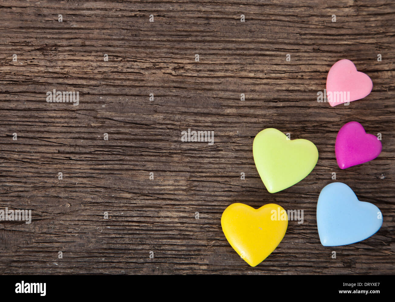 Colorato piccolo cuore su sfondo di legno. Foto Stock