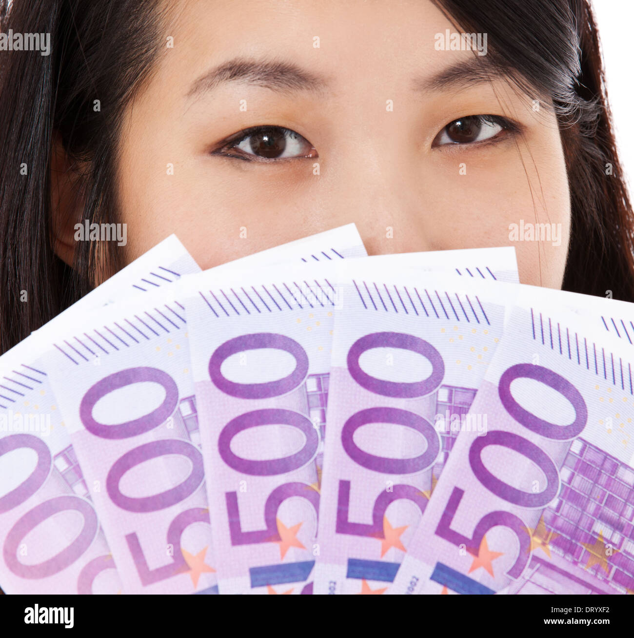 Ragazza asiatica holding 2500 euro. Tutto su sfondo bianco. Foto Stock