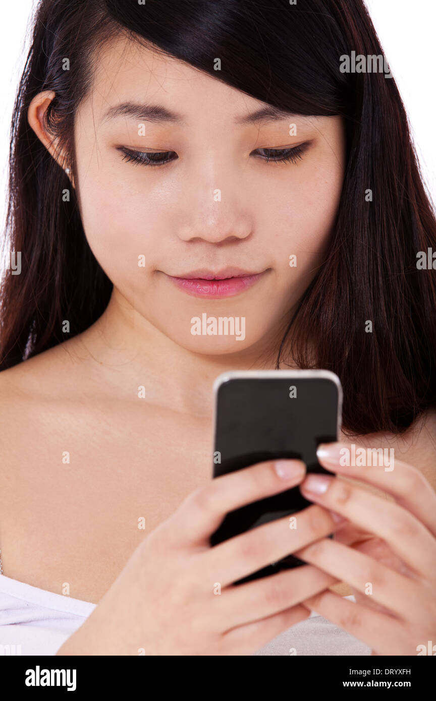 Attraente ragazza asiatica utilizzando smart phone. Tutto su sfondo bianco. Foto Stock
