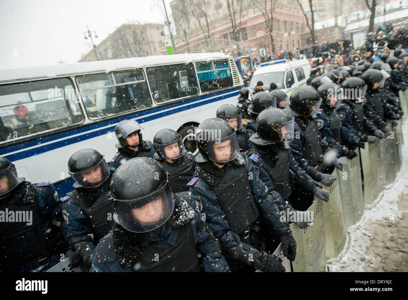 Dicembre 9, 2013 - la gente protesta di fronte barricate a Piazza Indipendenza nel dicembre 2013 a Kiev in Ucraina. Proteste di massa le azioni iniziate dopo il presidente ucraino Victor Yanukovych ha rifiutato l' accordo di associazione con l' Unione europea. Truppe interno bloccato il centro di Kiev Kiev, in Ucraina, il 09 dicembre 2013. (Credito Immagine: © Maksymenko Oleksandr/NurPhoto/ZUMAPRESS.com) Foto Stock