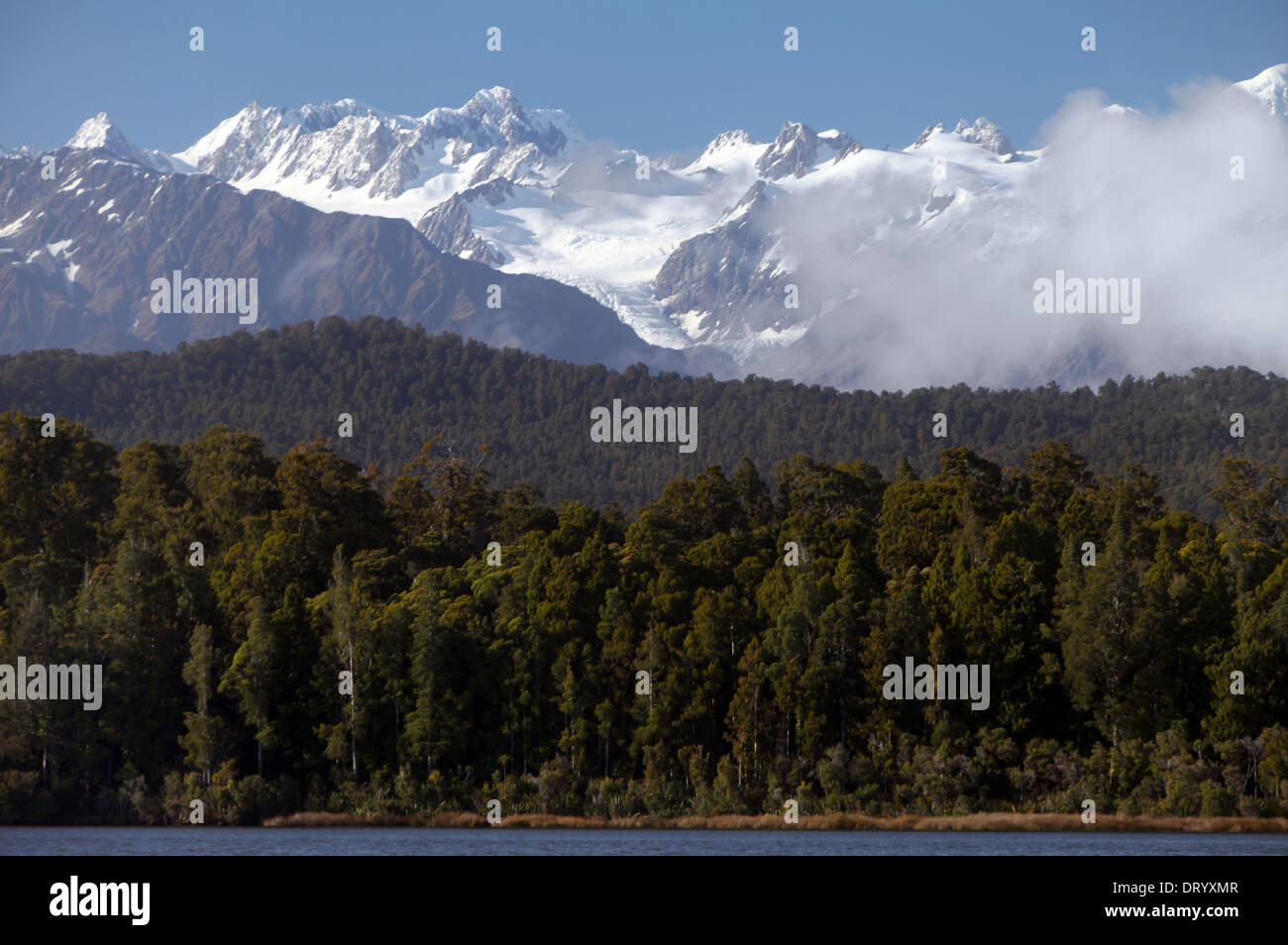 Alpi del Sud visto dal Okarito Laguna con Mount Cook sulla destra e abbassare leggermente il Monte Tasman alla sua sinistra Foto Stock