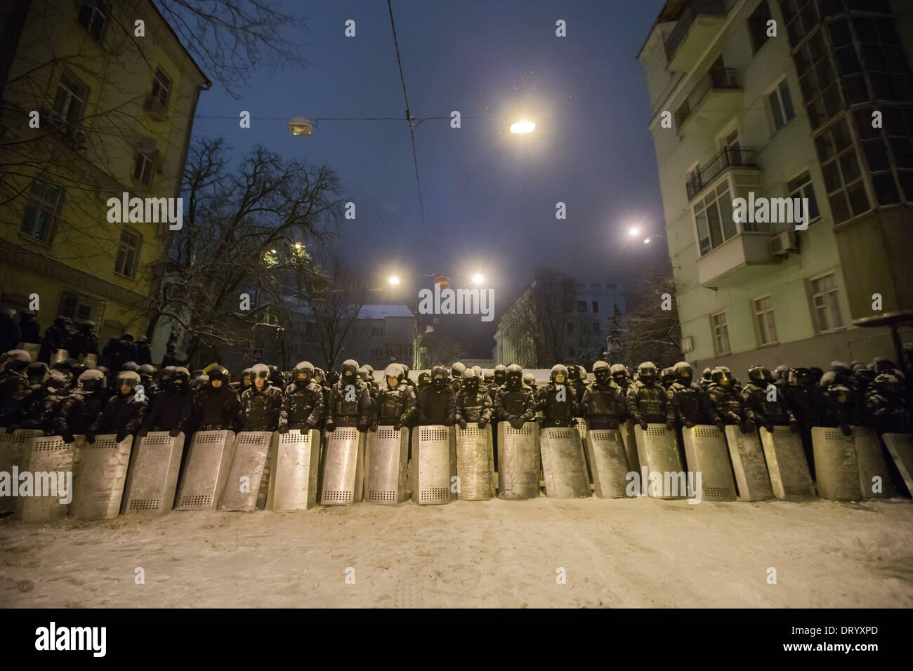 Dicembre 9, 2013 - la gente protesta di fronte barricate a Piazza Indipendenza nel dicembre 2013 a Kiev in Ucraina. Proteste di massa le azioni iniziate dopo il presidente ucraino Victor Yanukovych ha rifiutato l' accordo di associazione con l' Unione europea. Truppe interno bloccato il centro di Kiev Kiev, in Ucraina, il 09 dicembre 2013. (Credito Immagine: © Maksymenko Oleksandr/NurPhoto/ZUMAPRESS.com) Foto Stock