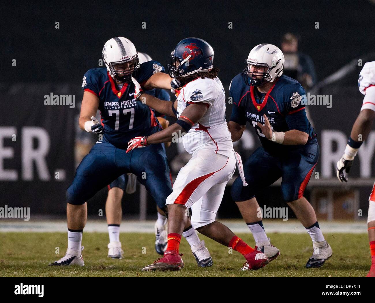 Carson, CA, Stati Uniti d'America. Gen 5, 2014. 5 gennaio 2014 Carson, CA.East Coast team blu, e Wisconsin Badgers commit verbali, offensive guard (77) George Panos in azione durante la terza edizione Semper Fidelis ciotola All-American partita di calcio tra la squadra blu dalla costa orientale e la squadra bianca della costa occidentale, presso il Centro StubHub a Carson, California. La west coast white team ha vinto 31-24. (Obbligatorio Credito: Juan Lainez / MarinMedia / Cal Sport Media) © csm/Alamy Live News Foto Stock