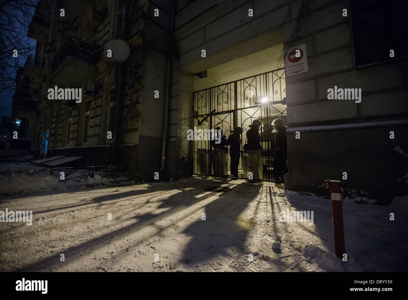 Dicembre 9, 2013 - la gente protesta di fronte barricate a Piazza Indipendenza nel dicembre 2013 a Kiev in Ucraina. Proteste di massa le azioni iniziate dopo il presidente ucraino Victor Yanukovych ha rifiutato l' accordo di associazione con l' Unione europea. .Interno arrivare truppe per sovrapporsi al centro di Kiev, la presenza di truppe di stanza in tutti gli ingressi e cortili, a Kiev, in Ucraina, il 09 dicembre 2013. (Credito Immagine: © Maksymenko Oleksandr/NurPhoto/ZUMAPRESS.com) Foto Stock