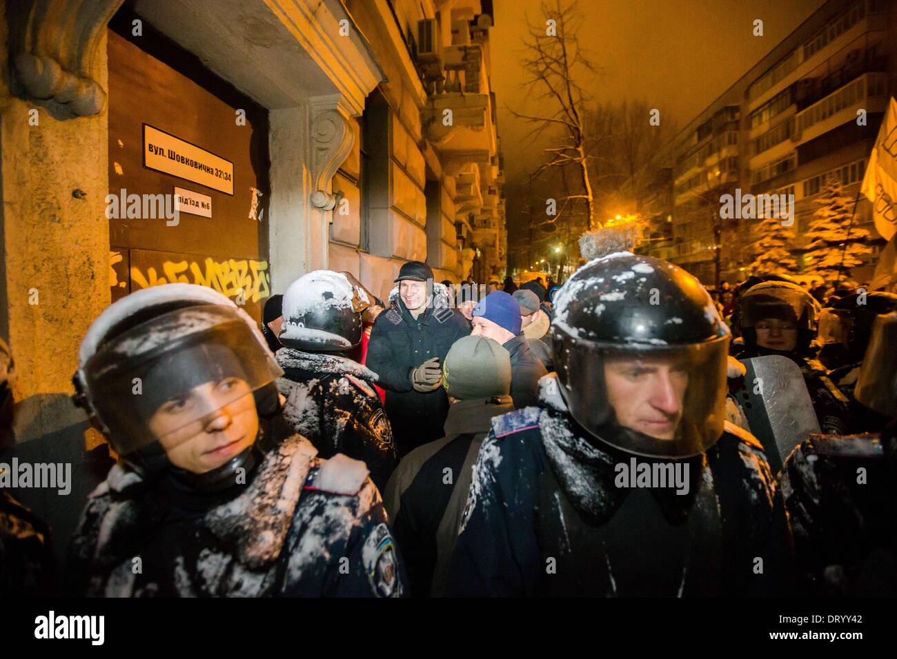 Dicembre 9, 2013 - la gente protesta di fronte barricate a Piazza Indipendenza nel dicembre 2013 a Kiev in Ucraina. Proteste di massa le azioni iniziate dopo il presidente ucraino Victor Yanukovych ha rifiutato l' accordo di associazione con l' Unione europea. .Truppe interno bloccato il centro di Kiev, Klitschko sta negoziando con unità kommandirom, a Kiev, in Ucraina, il 09 dicembre 2013. (Credito Immagine: © Maksymenko Oleksandr/NurPhoto/ZUMAPRESS.com) Foto Stock