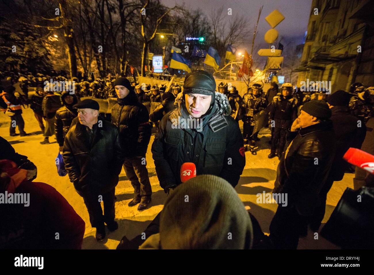 Dicembre 9, 2013 - la gente protesta di fronte barricate a Piazza Indipendenza nel dicembre 2013 a Kiev in Ucraina. Proteste di massa le azioni iniziate dopo il presidente ucraino Victor Yanukovych ha rifiutato l' accordo di associazione con l' Unione europea. .Truppe interno bloccato il centro di Kiev, Klitschko sta negoziando con unità kommandirom, a Kiev, in Ucraina, il 09 dicembre 2013. (Credito Immagine: © Maksymenko Oleksandr/NurPhoto/ZUMAPRESS.com) Foto Stock