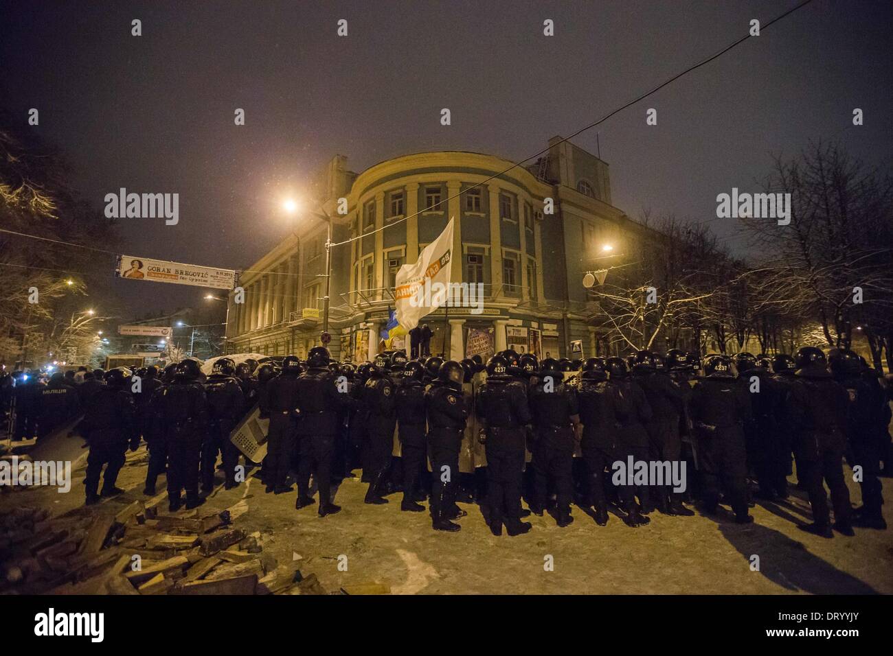 Dic. 10, 2013 - la gente protesta di fronte barricate a Piazza Indipendenza nel dicembre 2013 a Kiev in Ucraina. Proteste di massa le azioni iniziate dopo il presidente ucraino Victor Yanukovych ha rifiutato l' accordo di associazione con l' Unione europea. .Truppe interno bloccato il centro di Kiev, manifestanti alle prese con l'esercito, a Kiev in Ucraina, il 10 dicembre 2013. (Credito Immagine: © Maksymenko Oleksandr/NurPhoto/ZUMAPRESS.com) Foto Stock