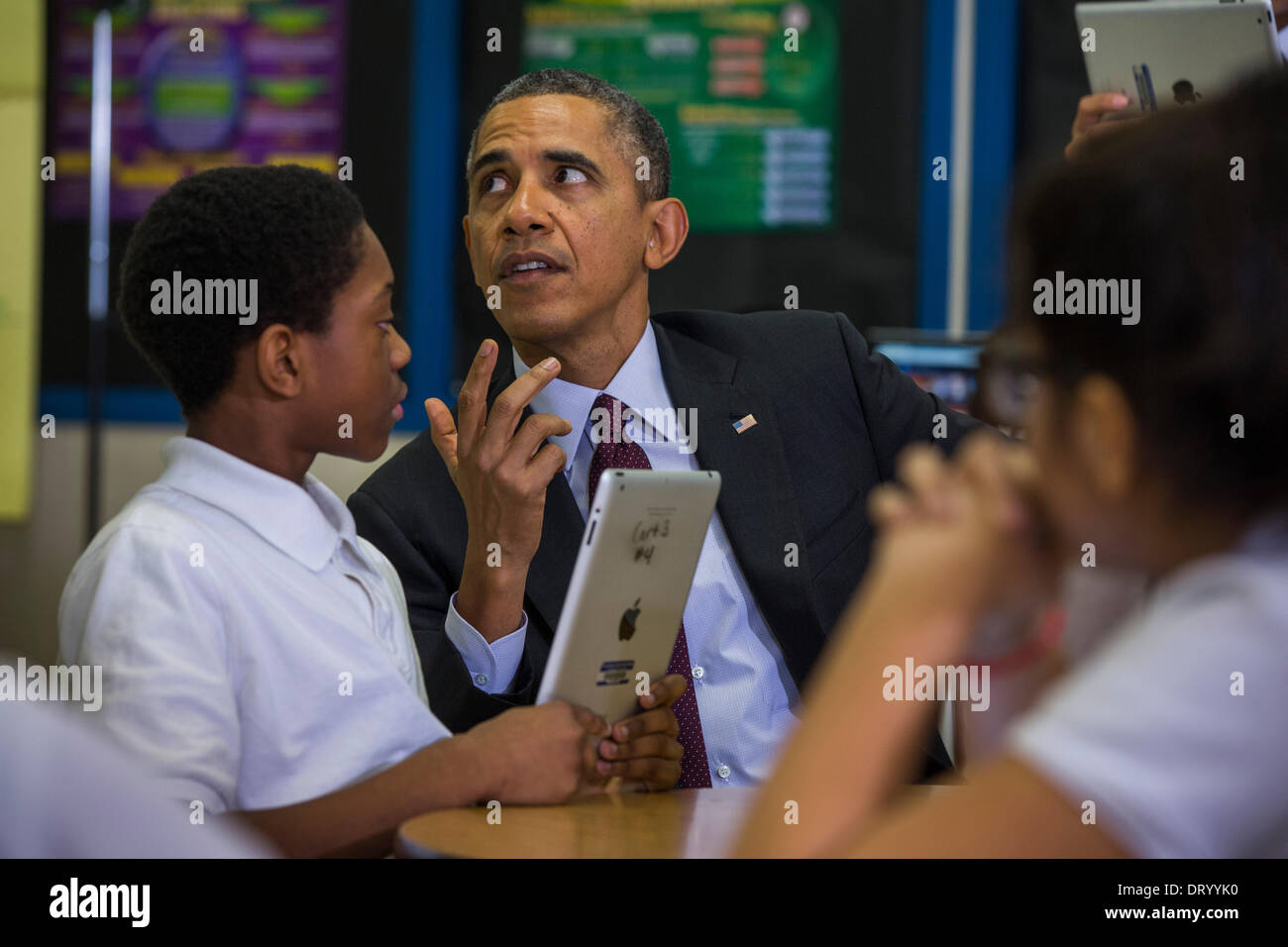 Adelphi, Maryland, Stati Uniti d'America. 04 feb 2014. Il Presidente degli Stati Uniti Barack Obama tours un settimo grado classroom che utilizza la tecnologia per migliorare degli studenti esperienze di apprendimento, prima di erogare commento sull'iniziativa collegata al Buck Lodge Middle School di Adelphi, Maryland, USA, 04 febbraio 2014. Collegato è il Presidente Obama di sua iniziativa per portare tutte le scuole nell'epoca digitale con Internet a banda larga e la tecnologia wireless. Credito: JIM LOSCALZO/Piscina via CNP/dpa/Alamy Live News Foto Stock