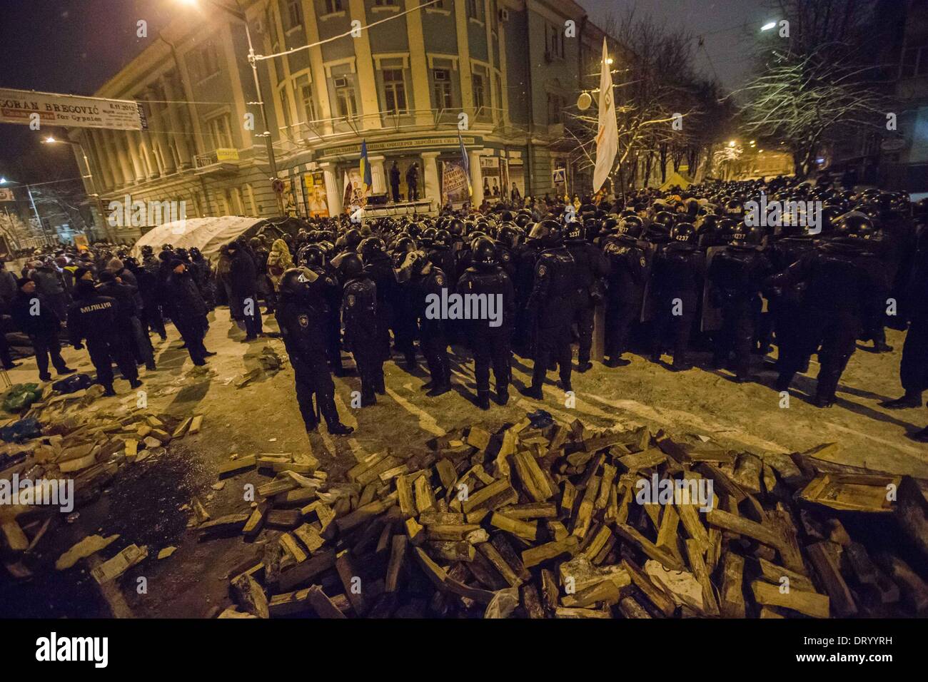 Dic. 10, 2013 - la gente protesta di fronte barricate a Piazza Indipendenza nel dicembre 2013 a Kiev in Ucraina. Proteste di massa le azioni iniziate dopo il presidente ucraino Victor Yanukovych ha rifiutato l' accordo di associazione con l' Unione europea. .Truppe interno bloccato il centro di Kiev, manifestanti alle prese con l'esercito, a Kiev in Ucraina, il 10 dicembre 2013. (Credito Immagine: © Maksymenko Oleksandr/NurPhoto/ZUMAPRESS.com) Foto Stock