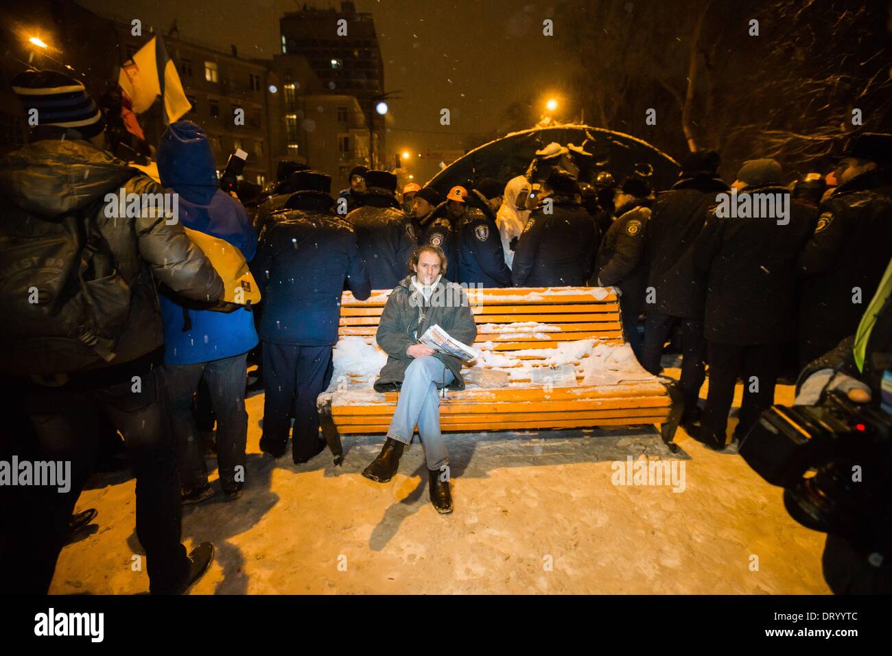 Dic. 10, 2013 - la gente protesta di fronte barricate a Piazza Indipendenza nel dicembre 2013 a Kiev in Ucraina. Proteste di massa le azioni iniziate dopo il presidente ucraino Victor Yanukovych ha rifiutato l' accordo di associazione con l' Unione europea. .Truppe interno bloccato il centro di Kiev, manifestanti alle prese con l'esercito, a Kiev in Ucraina, il 10 dicembre 2013. (Credito Immagine: © Maksymenko Oleksandr/NurPhoto/ZUMAPRESS.com) Foto Stock