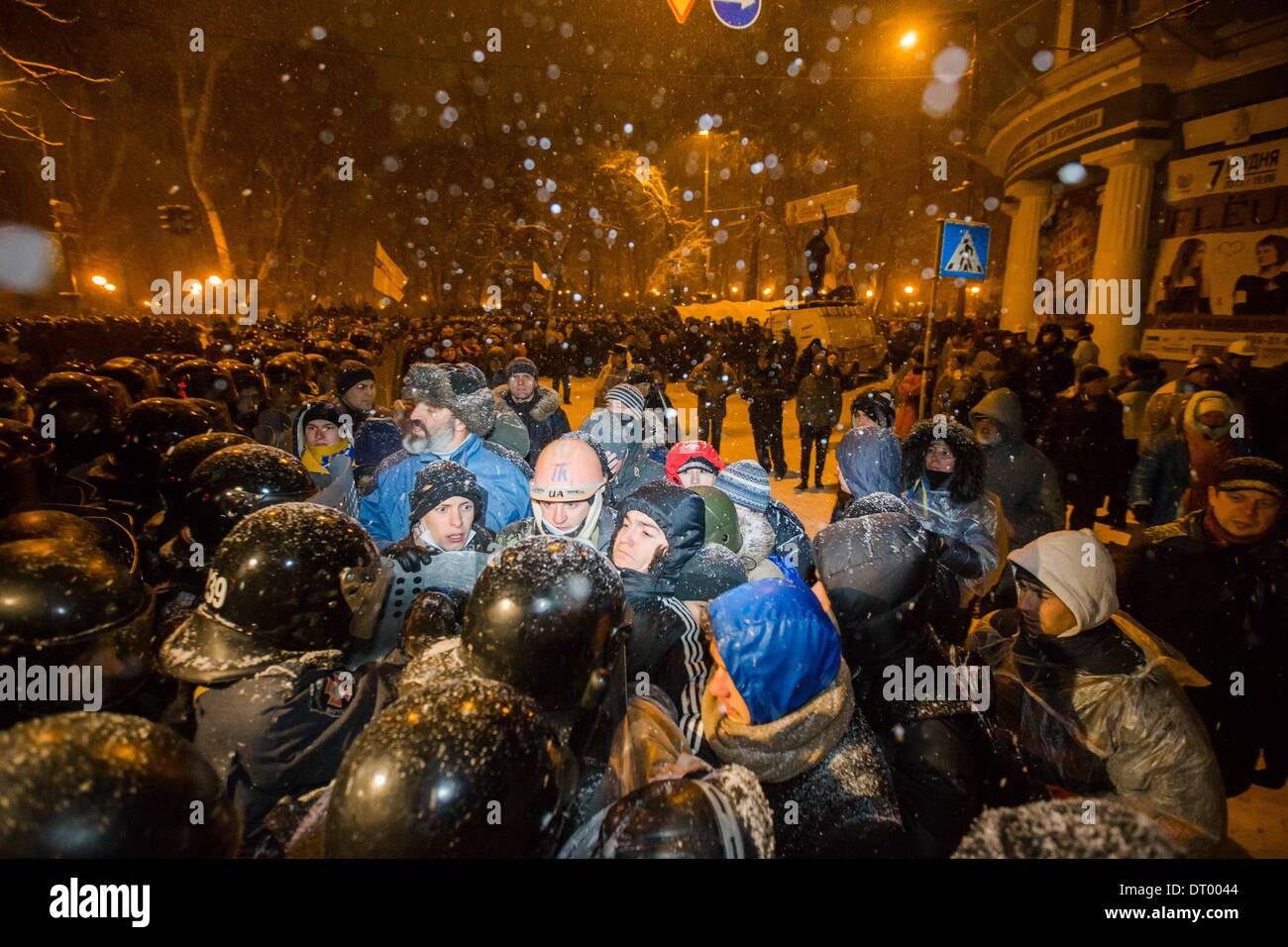 Dic. 10, 2013 - la gente protesta di fronte barricate a Piazza Indipendenza nel dicembre 2013 a Kiev in Ucraina. Proteste di massa le azioni iniziate dopo il presidente ucraino Victor Yanukovych ha rifiutato l' accordo di associazione con l' Unione europea. .Truppe interno bloccato il centro di Kiev, manifestanti alle prese con l'esercito, a Kiev in Ucraina, il 10 dicembre 2013. (Credito Immagine: © Maksymenko Oleksandr/NurPhoto/ZUMAPRESS.com) Foto Stock