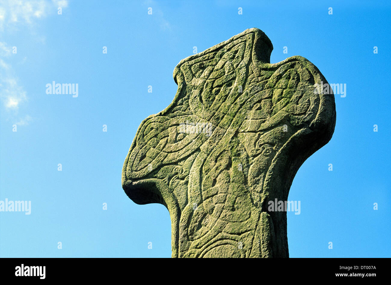 Il Carndonagh Cross. Inizio Celtic cristiana stile curvilineo scolpita in pietra alta croce di Carndonagh, County Donegal, Irlanda. Foto Stock