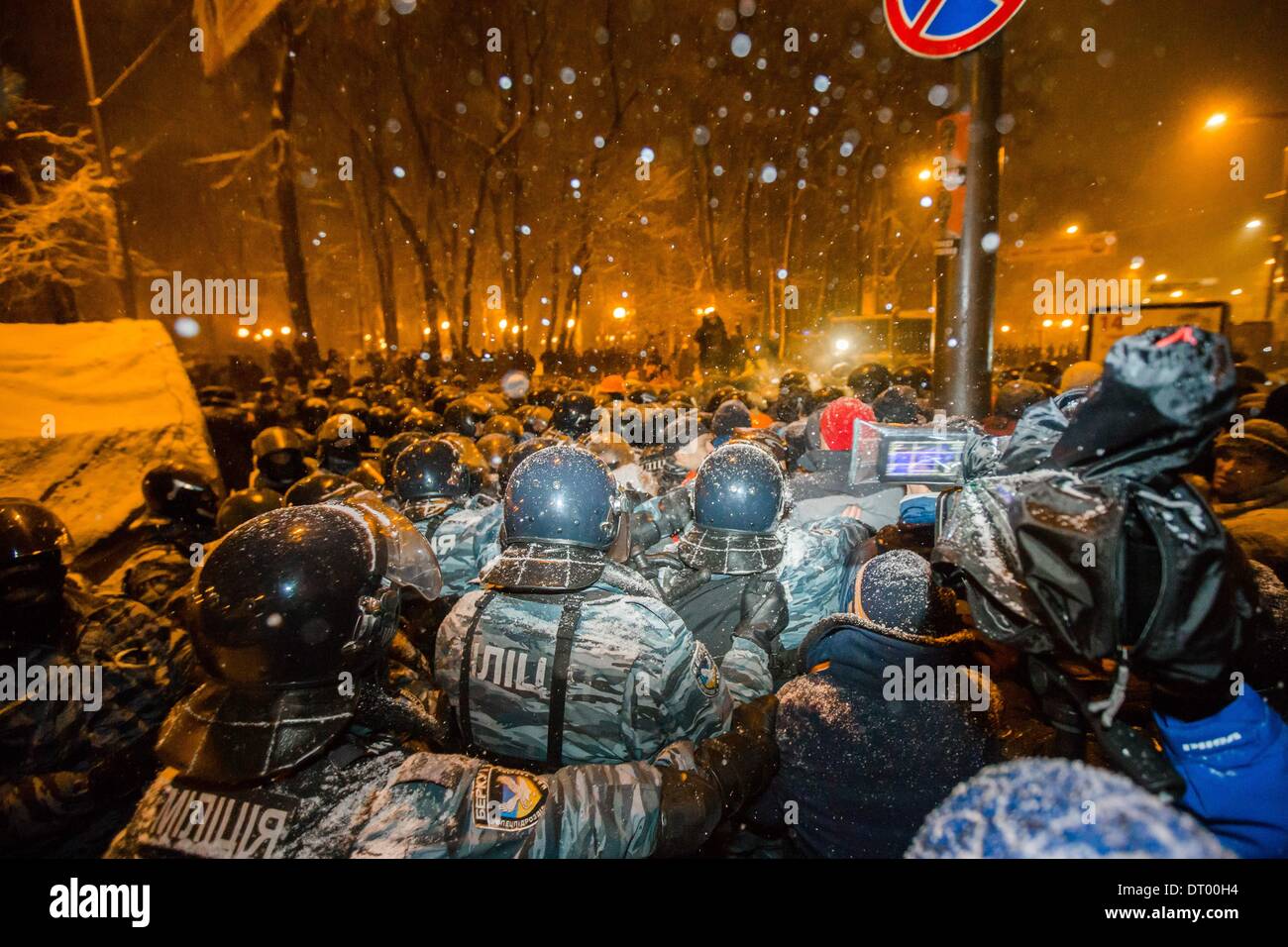 Dic. 10, 2013 - la gente protesta di fronte barricate a Piazza Indipendenza nel dicembre 2013 a Kiev in Ucraina. Proteste di massa le azioni iniziate dopo il presidente ucraino Victor Yanukovych ha rifiutato l' accordo di associazione con l' Unione europea. .Truppe interno bloccato il centro di Kiev, manifestanti alle prese con l'esercito, a Kiev in Ucraina, il 10 dicembre 2013. (Credito Immagine: © Maksymenko Oleksandr/NurPhoto/ZUMAPRESS.com) Foto Stock