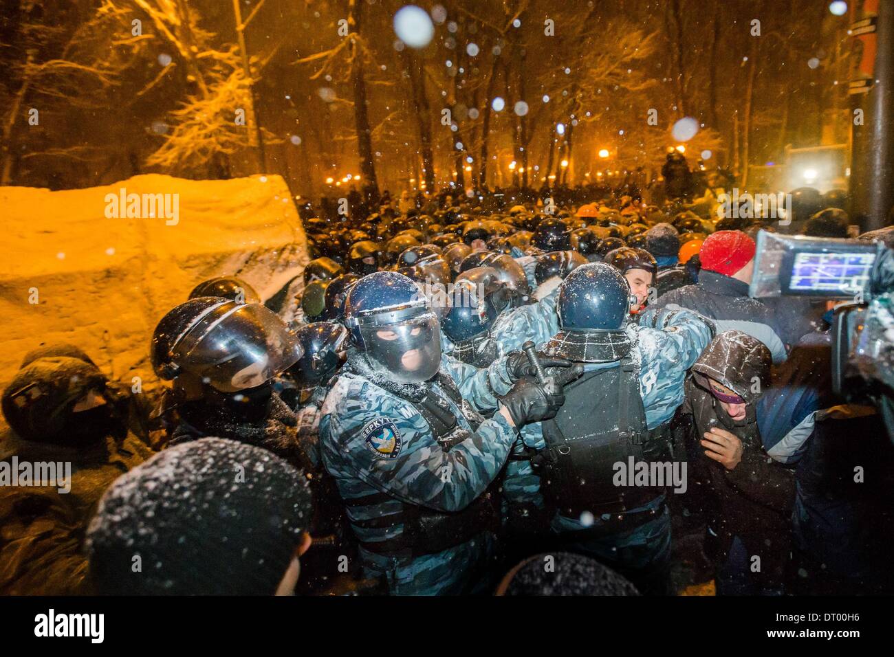 Dic. 10, 2013 - la gente protesta di fronte barricate a Piazza Indipendenza nel dicembre 2013 a Kiev in Ucraina. Proteste di massa le azioni iniziate dopo il presidente ucraino Victor Yanukovych ha rifiutato l' accordo di associazione con l' Unione europea. .Truppe interno bloccato il centro di Kiev, manifestanti alle prese con l'esercito, a Kiev in Ucraina, il 10 dicembre 2013. (Credito Immagine: © Maksymenko Oleksandr/NurPhoto/ZUMAPRESS.com) Foto Stock
