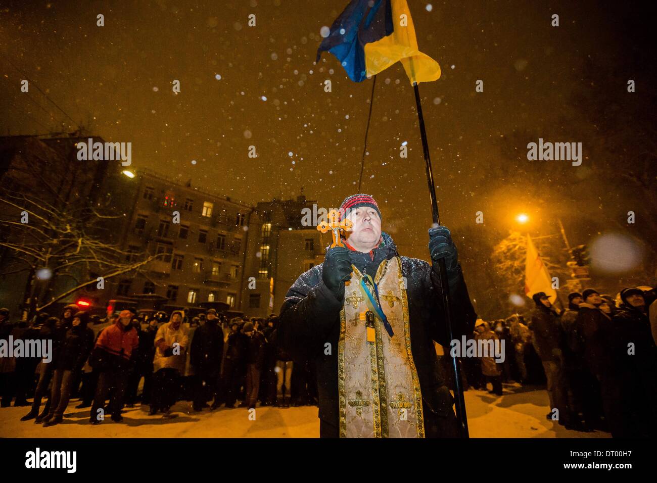 Dic. 10, 2013 - la gente protesta di fronte barricate a Piazza Indipendenza nel dicembre 2013 a Kiev in Ucraina. Proteste di massa le azioni iniziate dopo il presidente ucraino Victor Yanukovych ha rifiutato l' accordo di associazione con l' Unione europea. .Truppe interno bloccato il centro di Kiev, il sacerdote sulle barricate a Kiev in Ucraina, il 10 dicembre 2013. (Credito Immagine: © Maksymenko Oleksandr/NurPhoto/ZUMAPRESS.com) Foto Stock