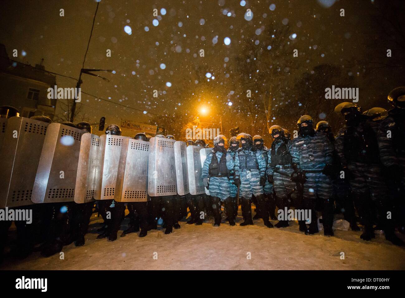 Dic. 10, 2013 - la gente protesta di fronte barricate a Piazza Indipendenza nel dicembre 2013 a Kiev in Ucraina. Proteste di massa le azioni iniziate dopo il presidente ucraino Victor Yanukovych ha rifiutato l' accordo di associazione con l' Unione europea. .Truppe interno bloccato il centro di Kiev, manifestanti alle prese con l'esercito, a Kiev in Ucraina, il 10 dicembre 2013. (Credito Immagine: © Maksymenko Oleksandr/NurPhoto/ZUMAPRESS.com) Foto Stock