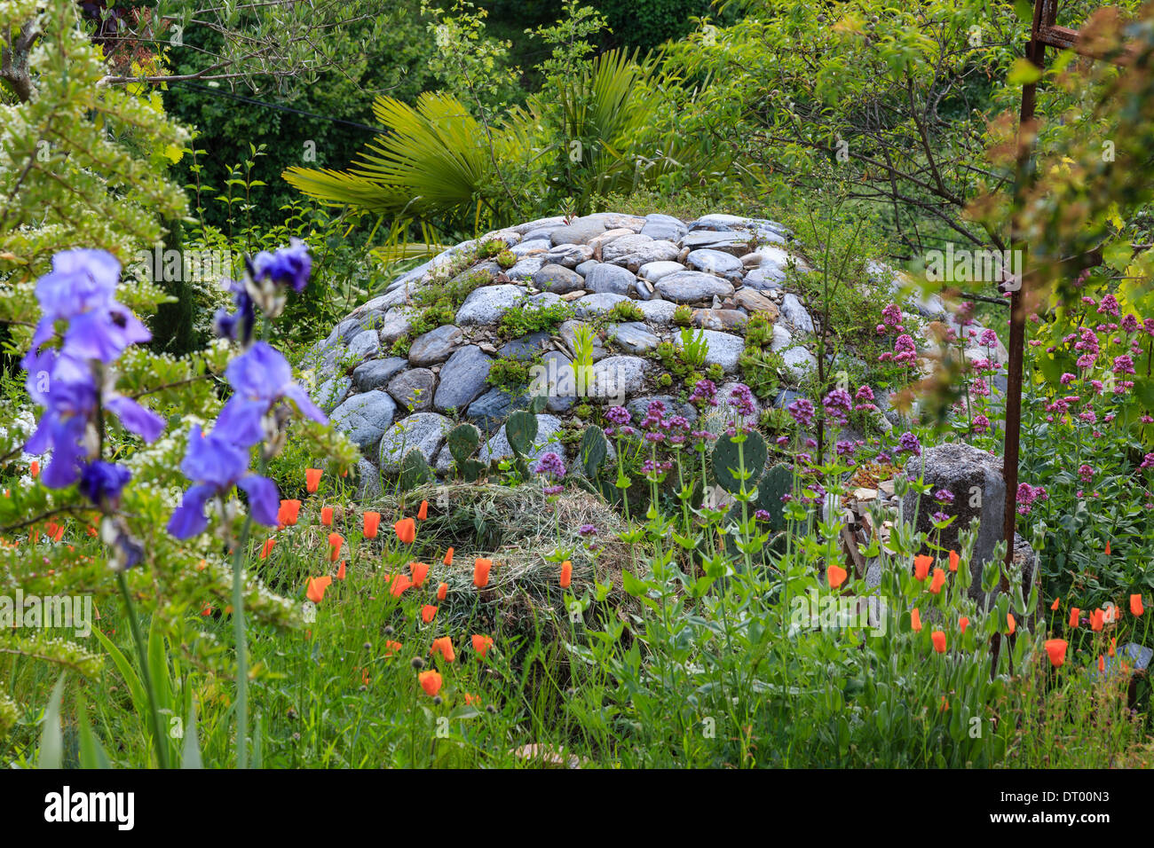Tetto di un capannone realizzato con ciottoli, Francia, il 'Giardino di Sambucs' (menzione obbligatoria del giardino il nome) Foto Stock