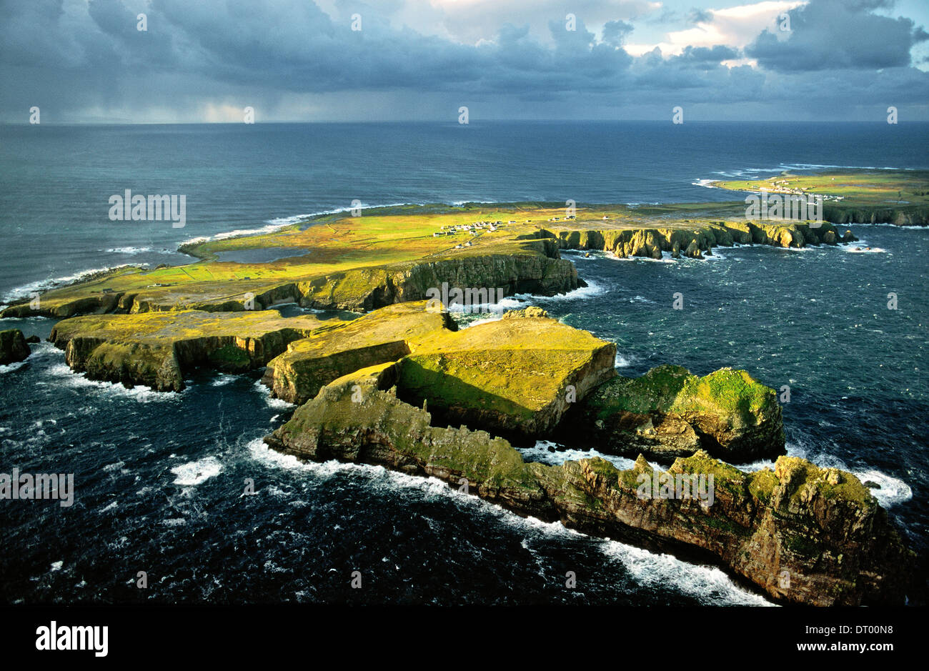 Tory Island, Co. Donegal, Irlanda. Celtic Balor forte sulla sommità piana penisola. Capanna cerchi, fossato di difesa e rampart visibile Foto Stock