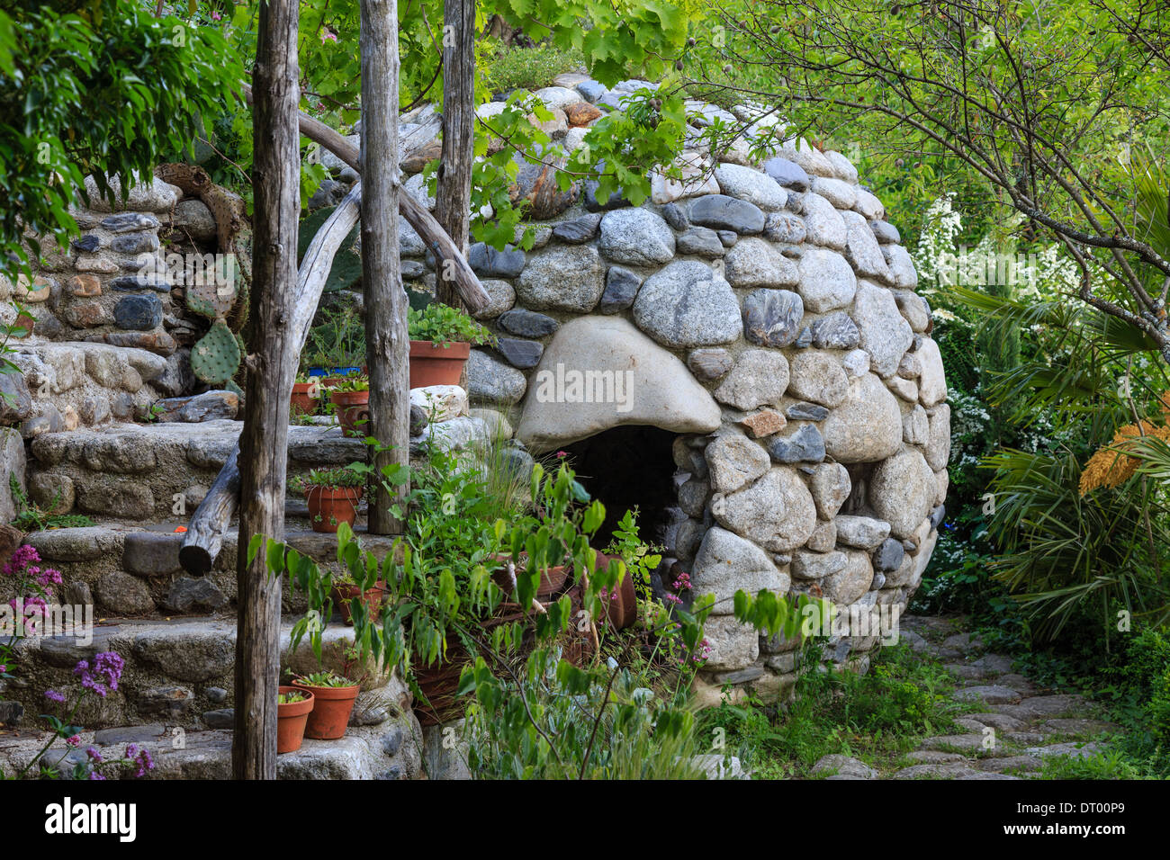 Capannone realizzata con ciottoli e scale, Francia, il 'Giardino di Sambucs' (menzione obbligatoria del giardino il nome. Utilizzare solo per premere e libri) Foto Stock