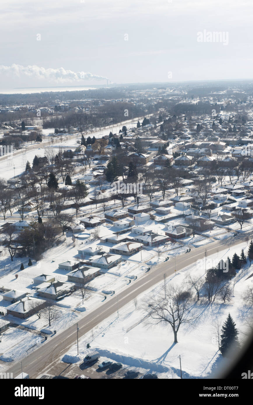 Milwaukee dall'aria sulla rotta di avvicinamento all'aeroporto durante gravi condizioni di clima freddo. Foto Stock