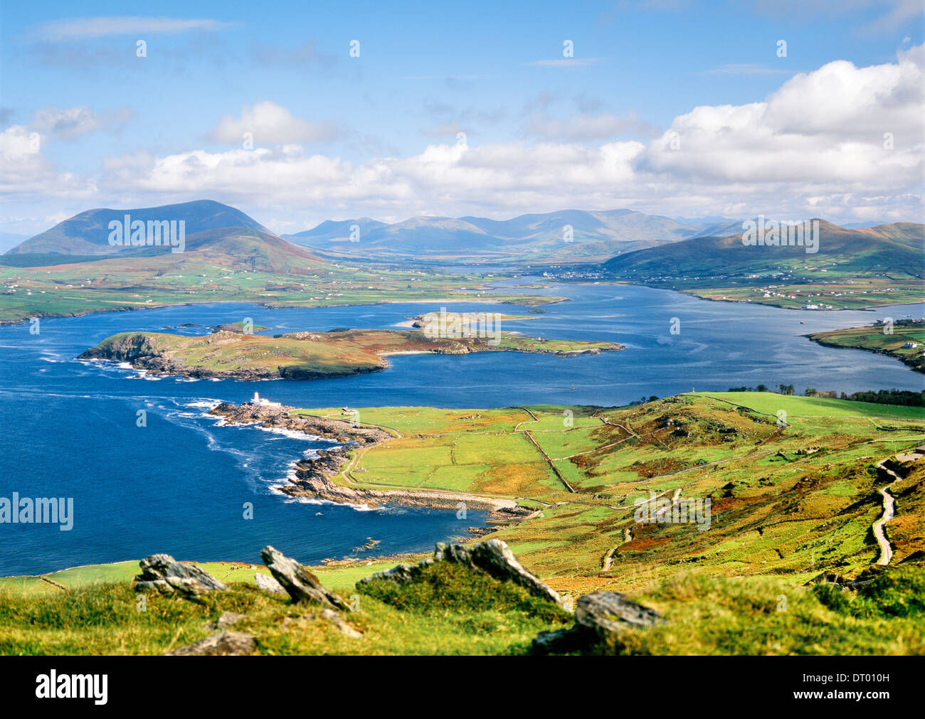 Vista est da Valencia isola Beginish isola verso il villaggio di Cahirsiveen sulla penisola di Iveragh, nella contea di Kerry, Irlanda Foto Stock