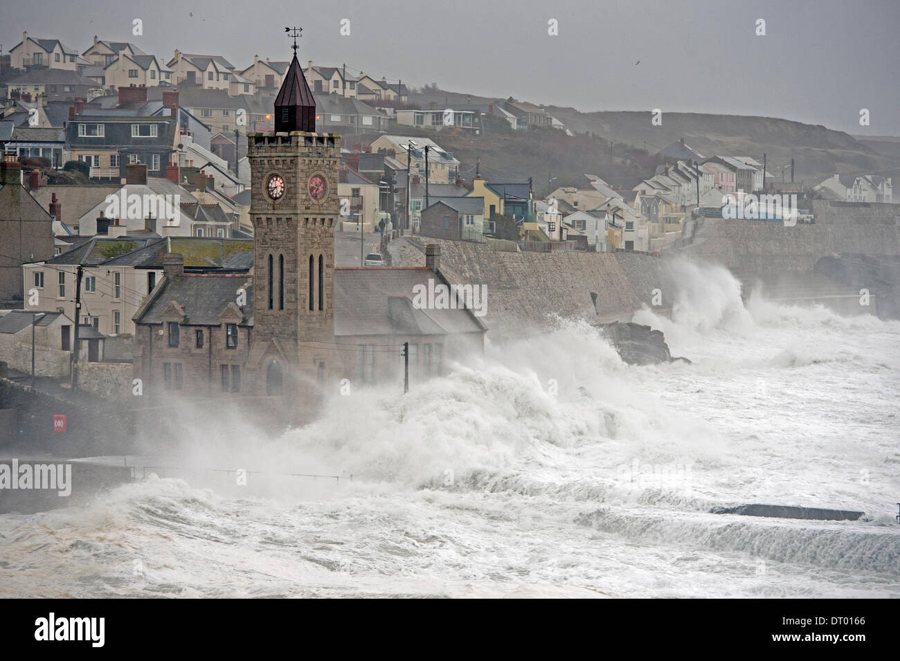 Tempesta di generare onde enormi che spezza in Porthleven, causando danni al porto, strutture e barche di affondamento Foto Stock