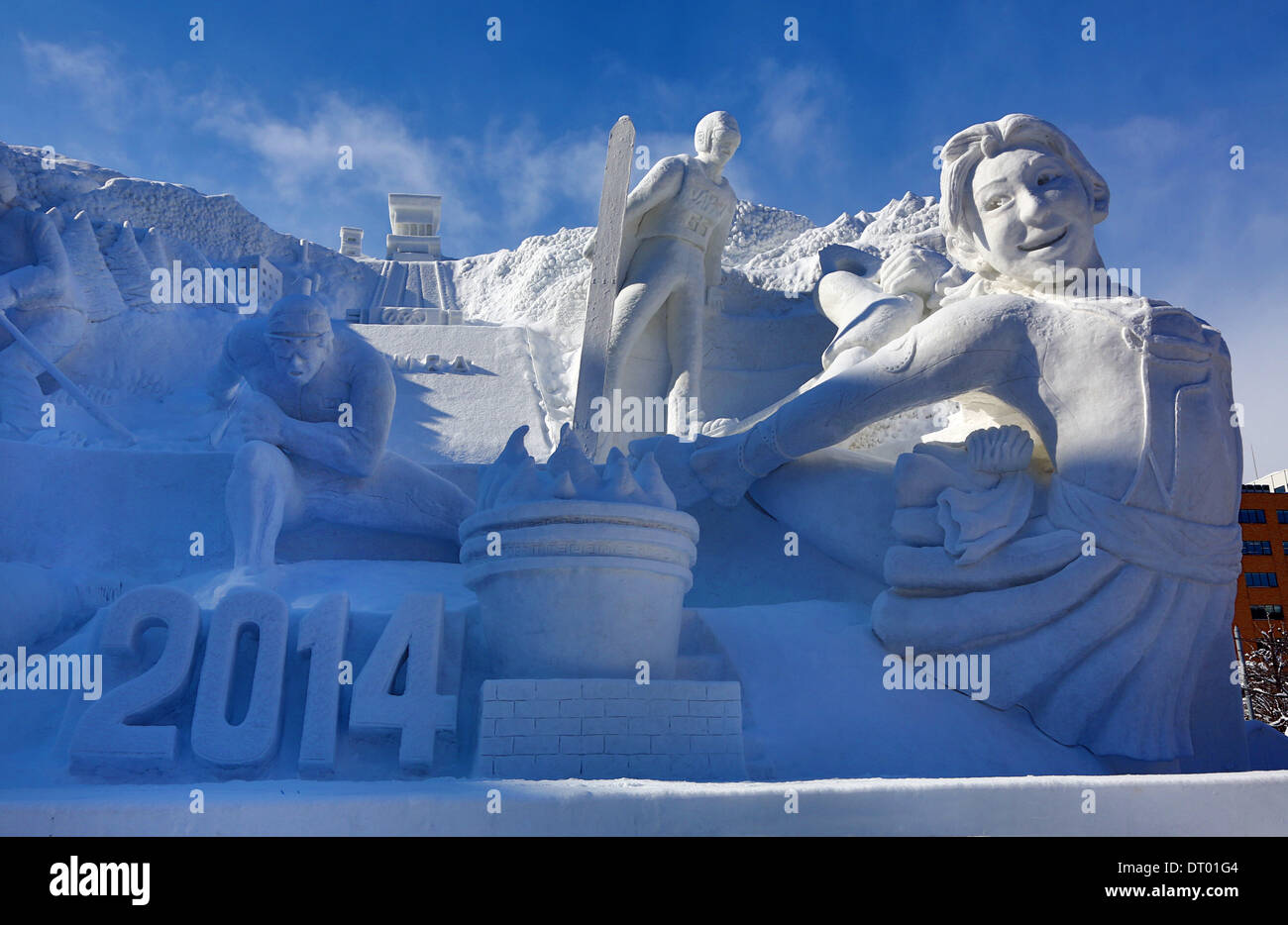 Sapporo, Giappone. 5 febbraio 2014. Sculture di ghiaccio chiamato 'paradiso dello sport invernale, Hokkaido' offre gli sport invernali atleti tifo il team giapponese di vittoria a Sochi Giochi Olimpici in corrispondenza del primo giorno del sessantacinquesimo Sapporo Snow Festival 2014 a Sapporo, Giappone. Oltre due milioni di persone sono attesi alla settimana lungo festival. Credito: Paul Brown/Alamy Live News Foto Stock