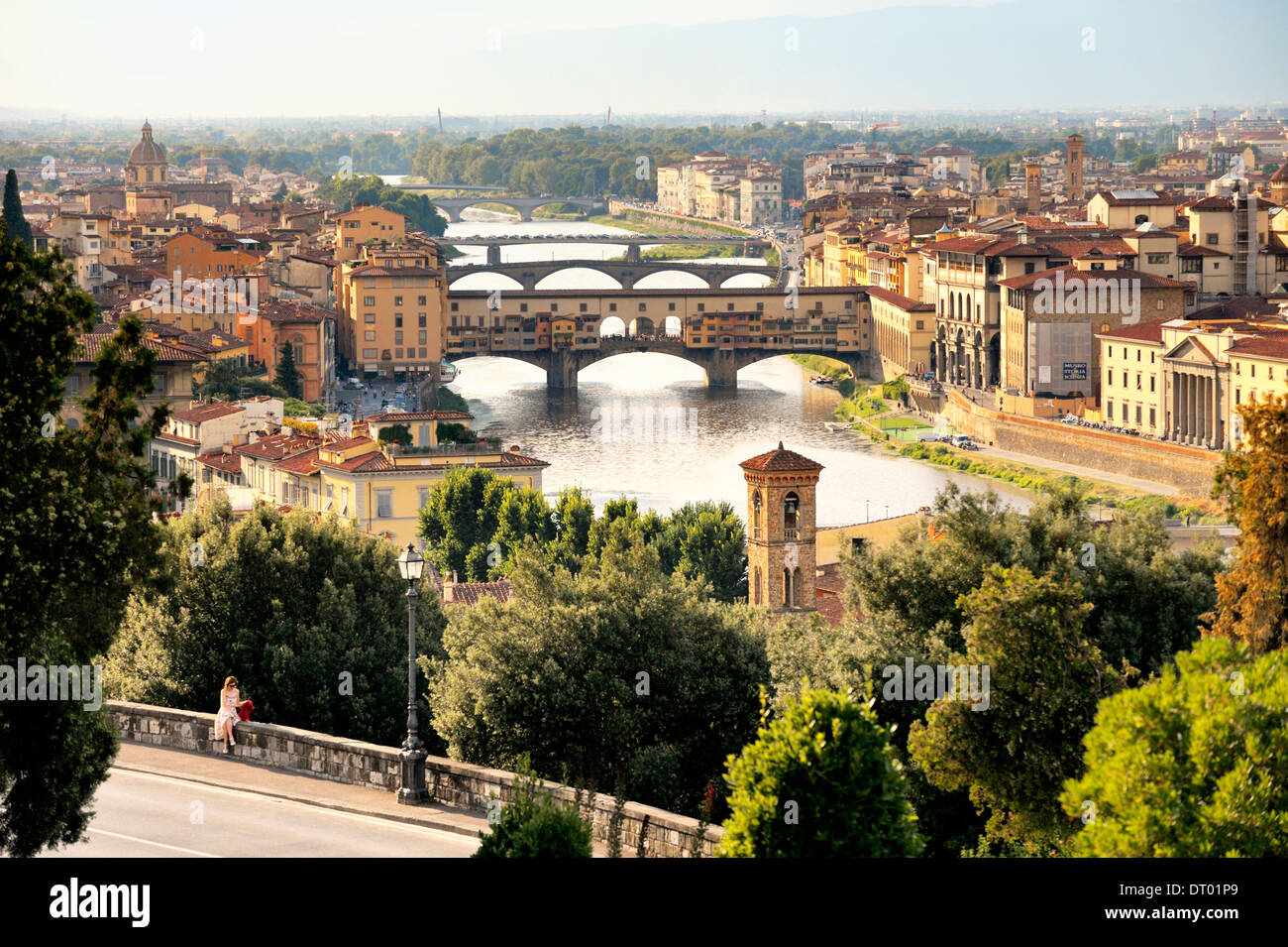 Firenze, Toscana, Italia. Visualizzazione classica del Ponte Vecchio e sul fiume Arno dal Piazzale Michelangelo. Firenze Foto Stock