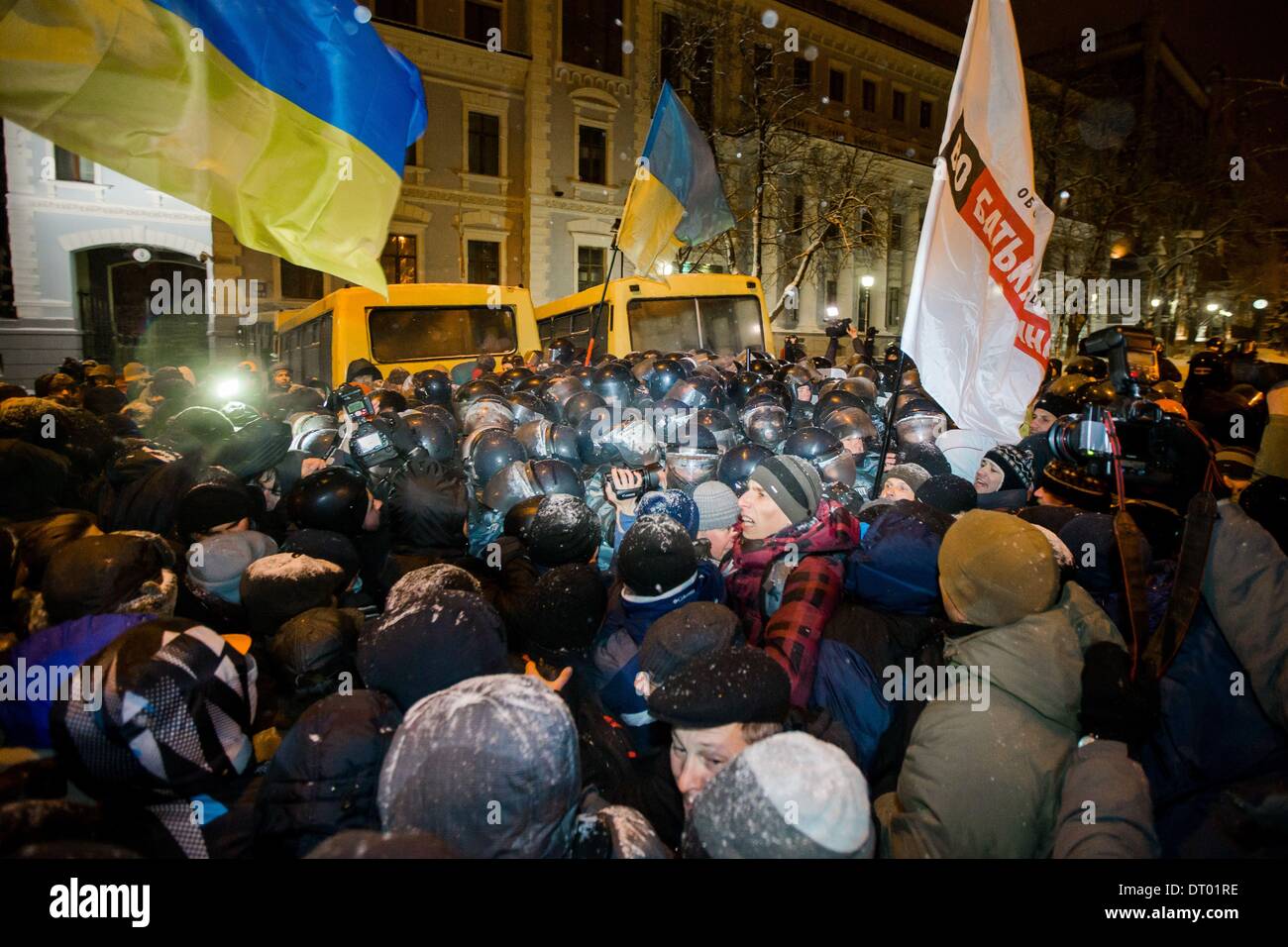 Dic. 10, 2013 - la gente protesta di fronte barricate a Piazza Indipendenza nel dicembre 2013 a Kiev in Ucraina. Proteste di massa le azioni iniziate dopo il presidente ucraino Victor Yanukovych ha rifiutato l' accordo di associazione con l' Unione europea. .Truppe interno bloccato il centro di Kiev, manifestanti alle prese con l'esercito, a Kiev in Ucraina, il 10 dicembre 2013. (Credito Immagine: © Maksymenko Oleksandr/NurPhoto/ZUMAPRESS.com) Foto Stock
