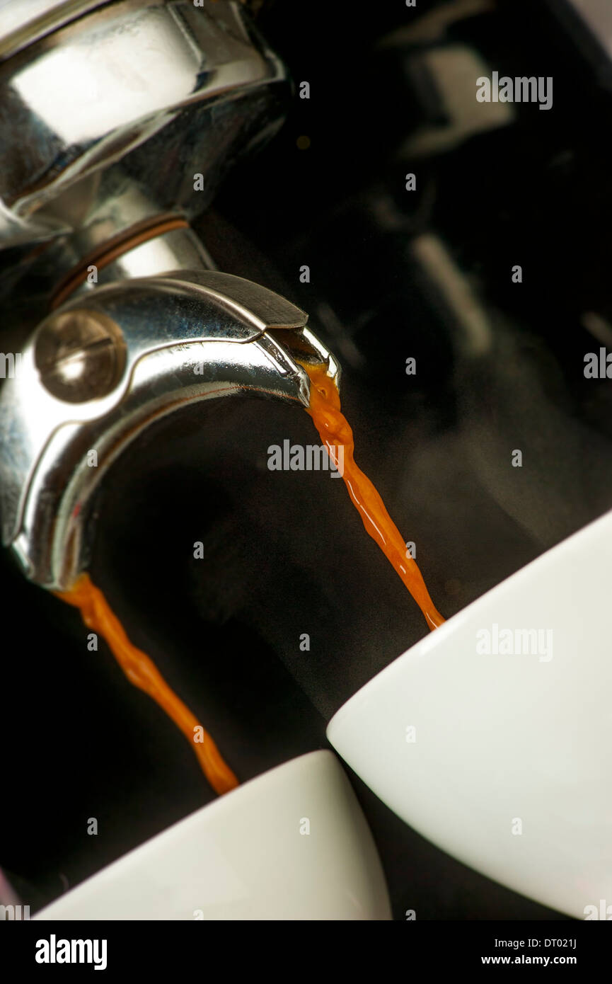 Macchina per caffè espresso l'erogazione in tazze. Foto Stock