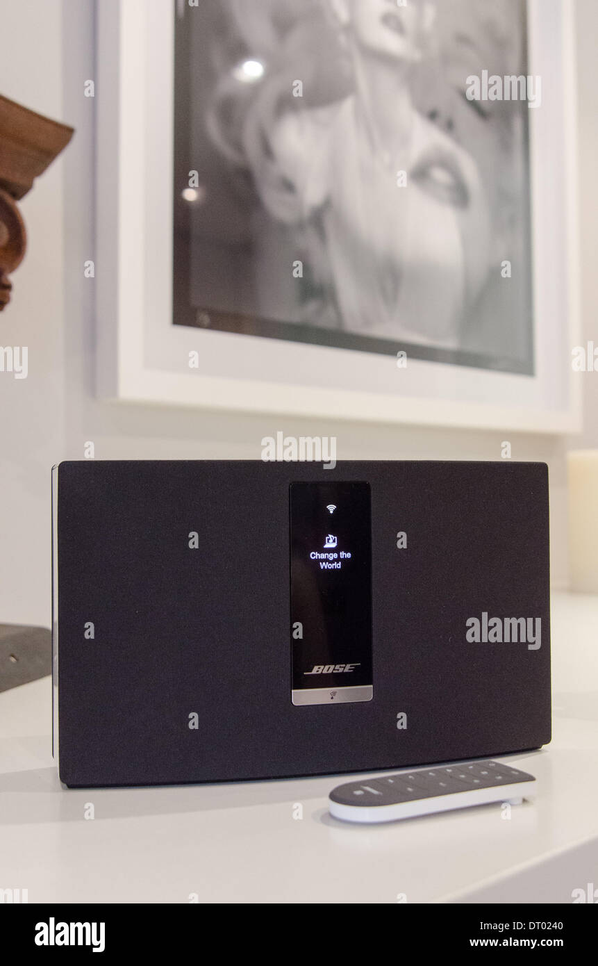 SoundTouch Bose music system su un ripiano, un poster di Marilyn Monroe in background. L'altoparlante wireless possono eseguire lo streaming di radio Internet, dalla musica servizi come Pandora, nonché accedere alla musica memorizzata sul PC degli utenti Mac o smartphone. Ott. 2013 Foto Stock