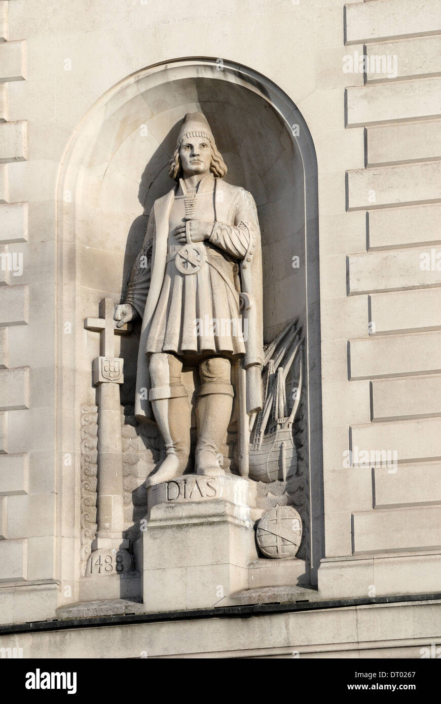 Londra, Inghilterra, Regno Unito. Statua di Bartolomeu / Bartolomeo Dias (l'esploratore portoghese) sulla facciata del Sud Africa House, Trafalgar Square Foto Stock