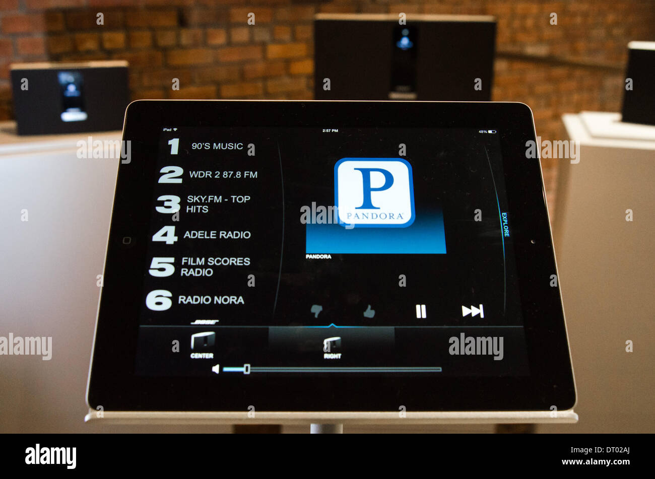 Alla premiere di Bose SoundTouch sistema, un Apple iPad mostra la SoundTouch app controllare tre altoparlanti (in background). Ottobre 2013 Foto Stock