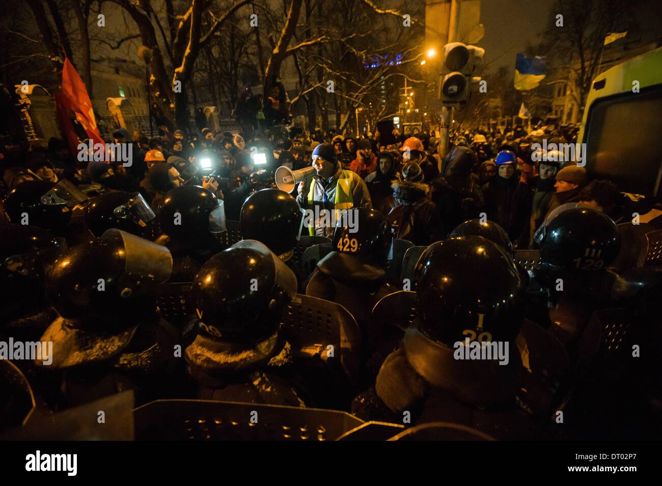 Dic. 10, 2013 - la gente protesta di fronte barricate a Piazza Indipendenza nel dicembre 2013 a Kiev in Ucraina. Proteste di massa le azioni iniziate dopo il presidente ucraino Victor Yanukovych ha rifiutato l' accordo di associazione con l' Unione europea. .Truppe interno bloccato il centro di Kiev, manifestanti alle prese con l'esercito, a Kiev in Ucraina, il 10 dicembre 2013. (Credito Immagine: © Maksymenko Oleksandr/NurPhoto/ZUMAPRESS.com) Foto Stock