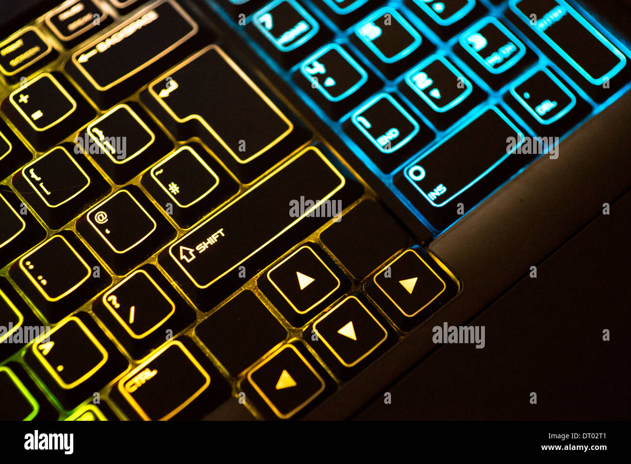 Il neon di colore giallo brillante luce incandescente blu tastiera Foto Stock