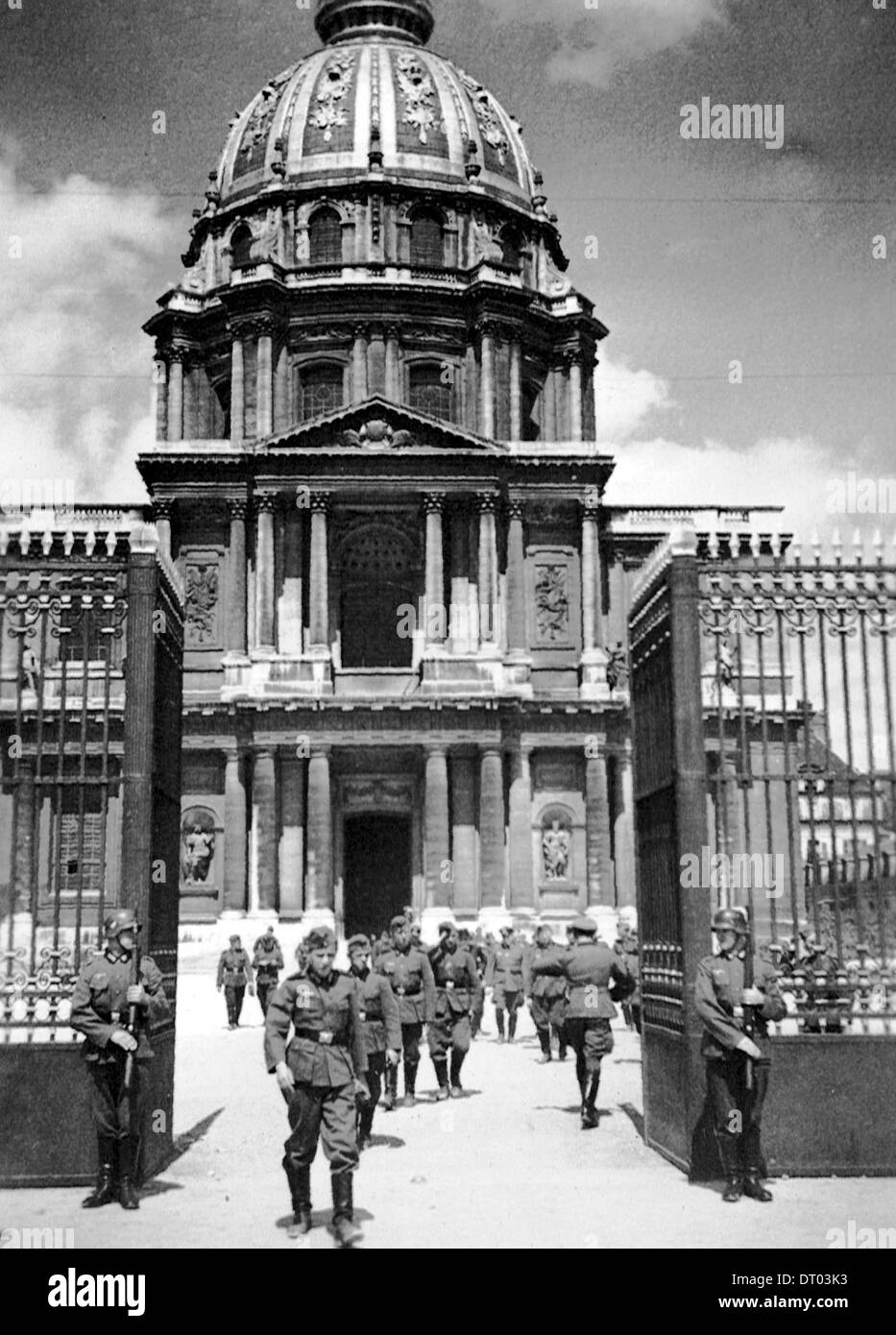 I soldati tedeschi hanno visitato la Cattedrale Invaliden a Parigi Foto Stock