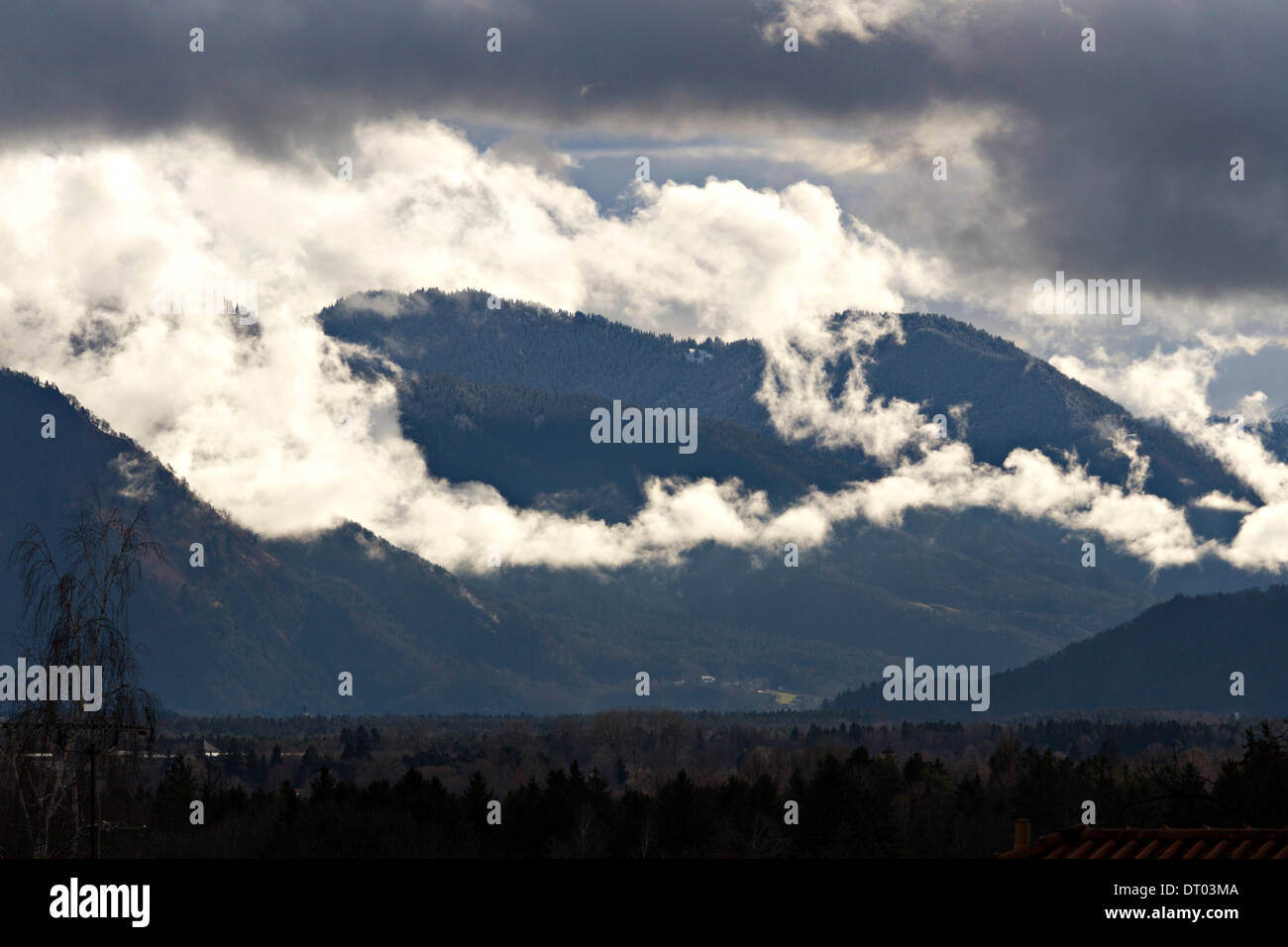 Le tempeste e le nubi sulla Hochgern monti Chiemgau, Alta Baviera, Germania Europa Foto Stock