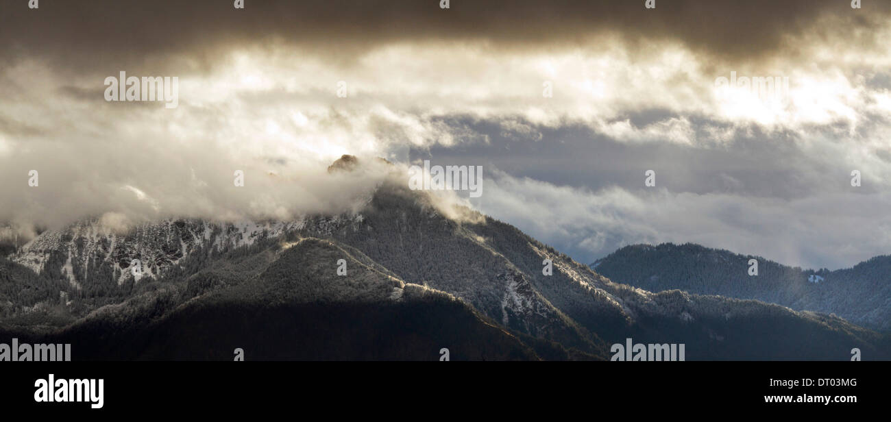 Le tempeste e le nubi sulla Hochgern monti Chiemgau, Alta Baviera, Germania Europa Foto Stock