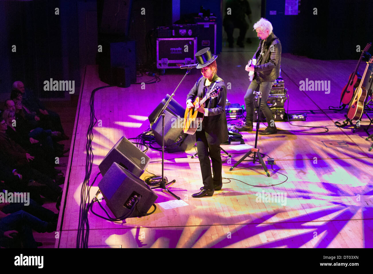 Birmingham, Regno Unito . 03 feb 2014. Noi cantautore Suzanne Vega in concerto a Birmingham Town Hall, nel Regno Unito il 3 febbraio 2014. Accompagnata dal chitarrista Jerry Leonard. Credito: John Bentley/Alamy Live News Foto Stock